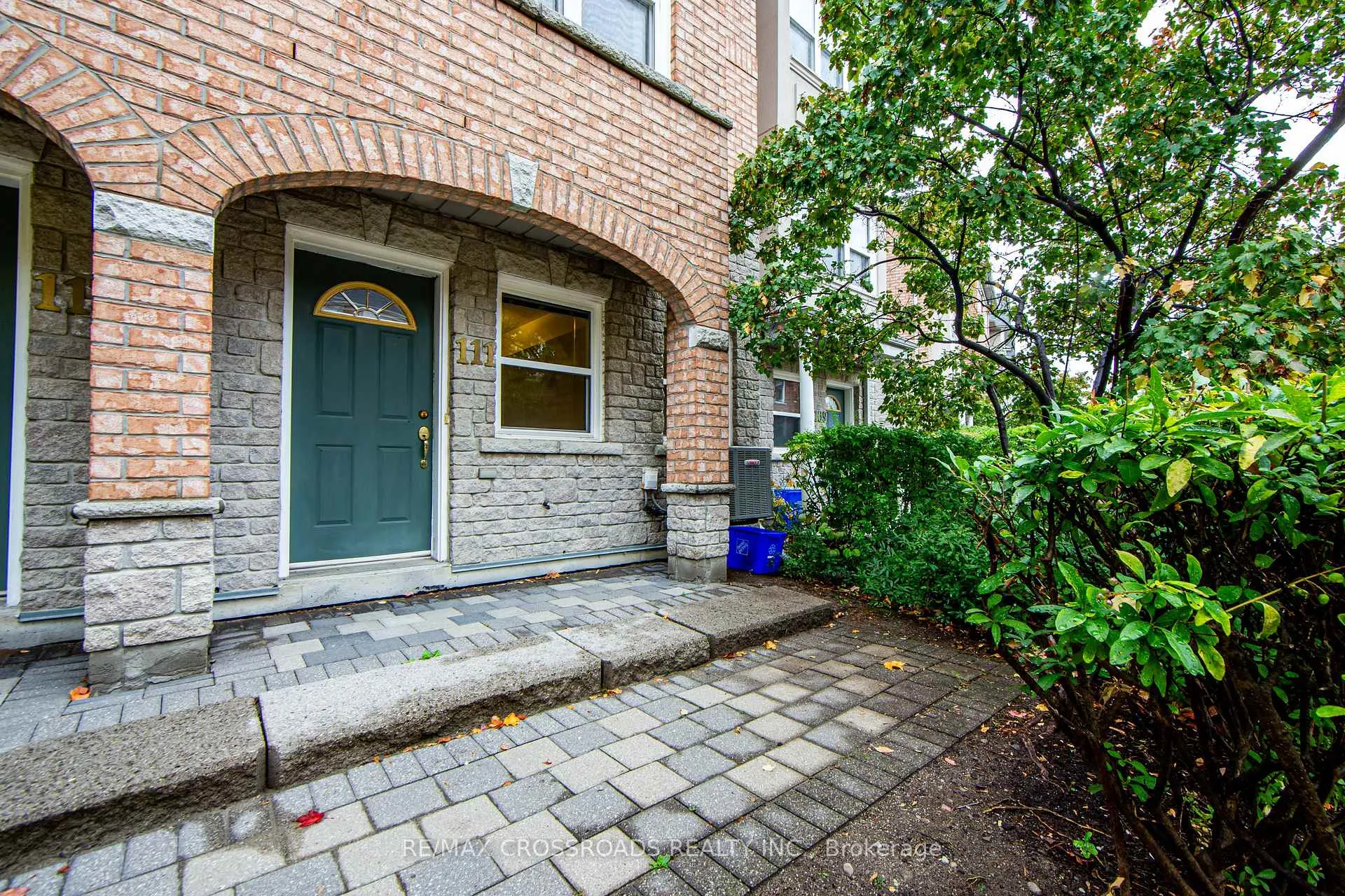 Photo 3 of 111 Pond Drive, Markham, Commerce Valley — HOMEH