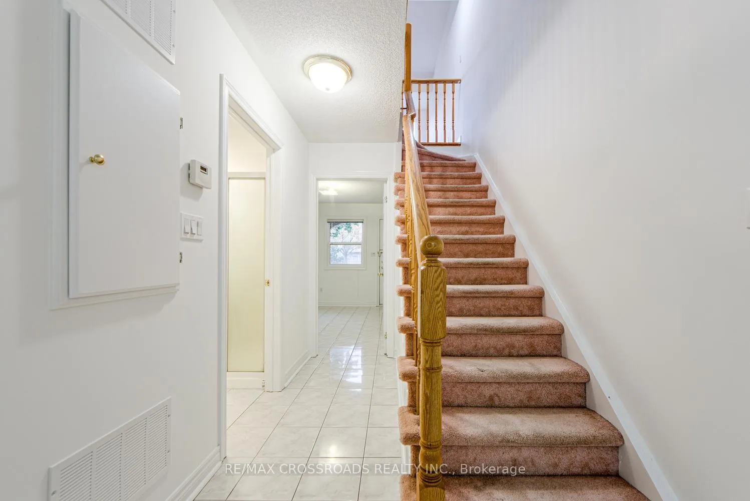 Photo 4 of 111 Pond Drive, Markham, Commerce Valley — HOMEH