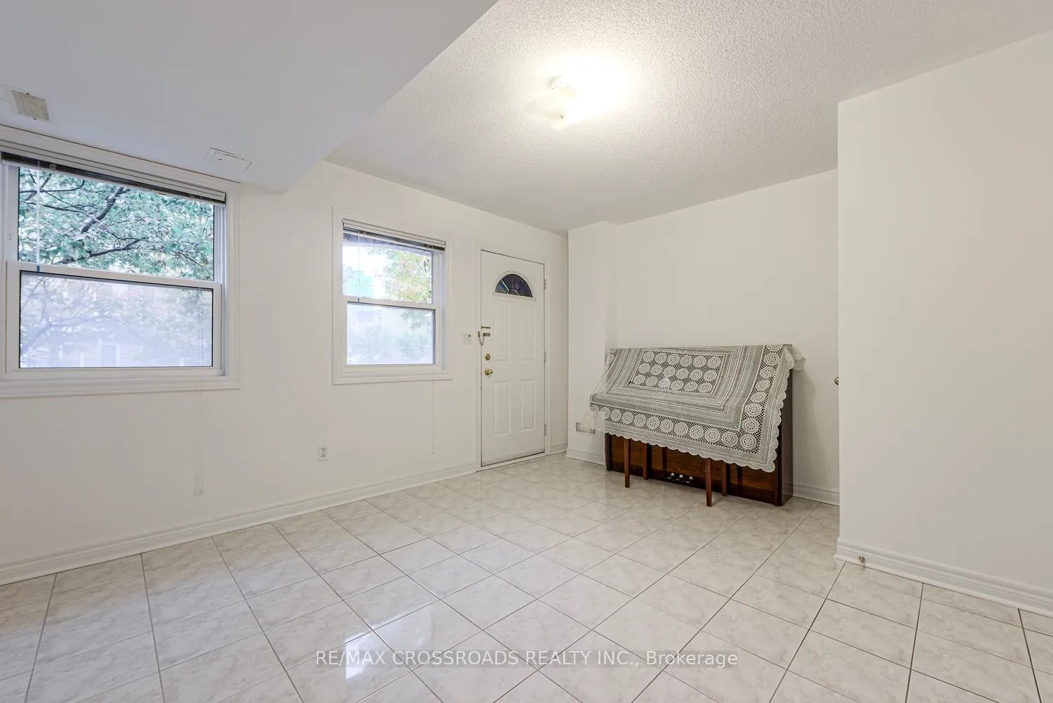 Photo 5 of 111 Pond Drive, Markham, Commerce Valley — HOMEH