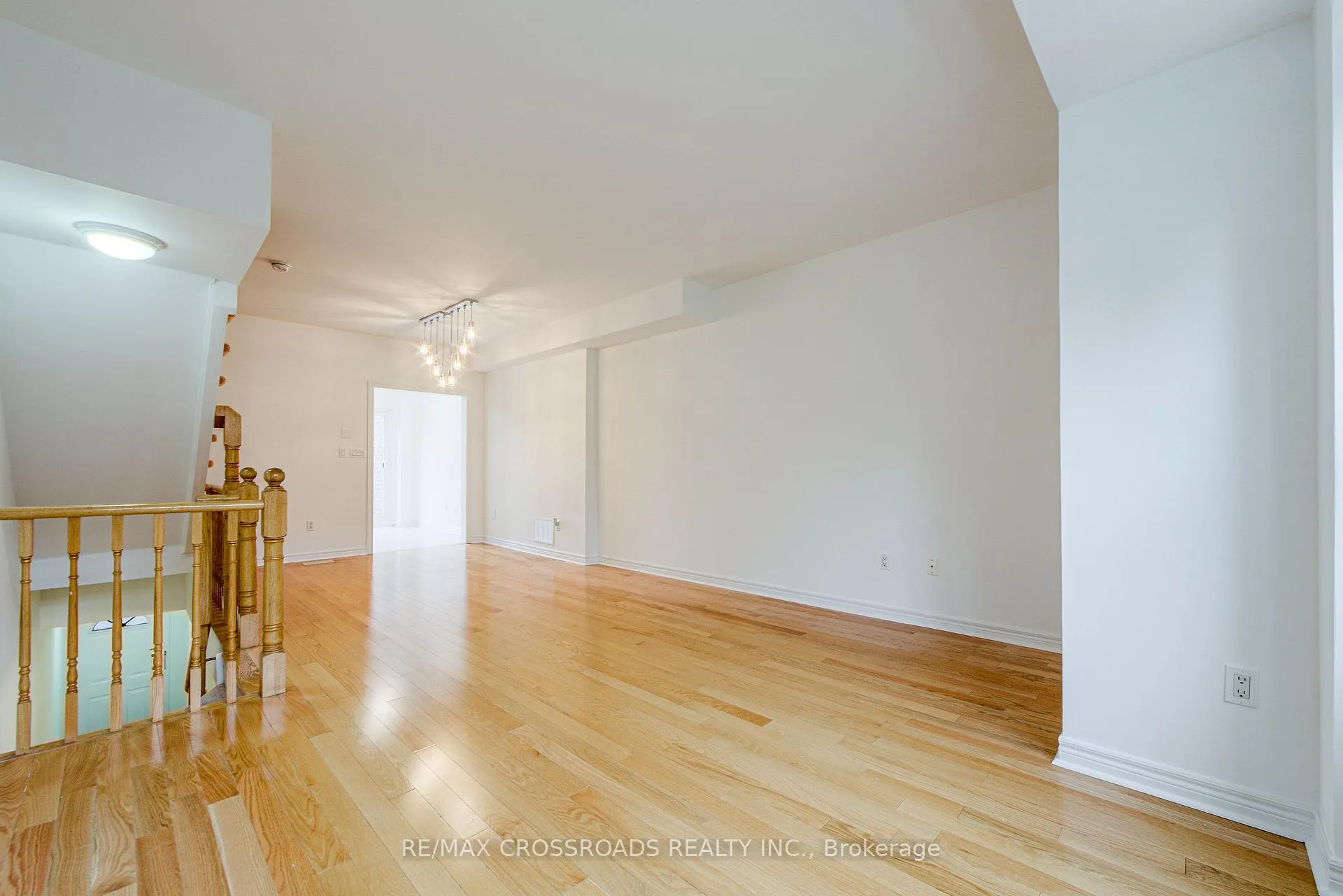 Photo 6 of 111 Pond Drive, Markham, Commerce Valley — HOMEH