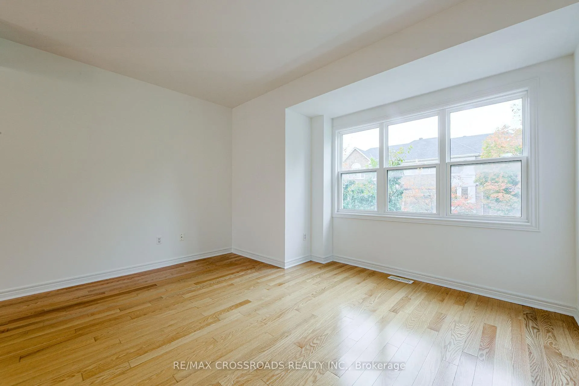Photo 7 of 111 Pond Drive, Markham, Commerce Valley — HOMEH