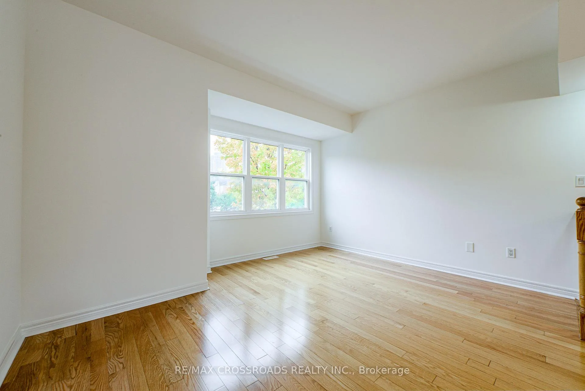Photo 8 of 111 Pond Drive, Markham, Commerce Valley — HOMEH