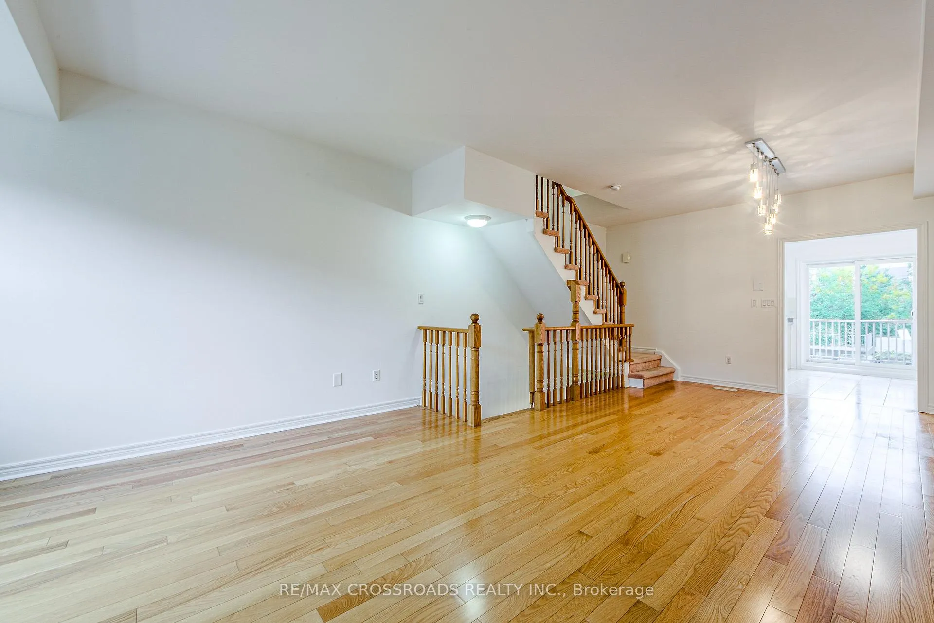 Photo 9 of 111 Pond Drive, Markham, Commerce Valley — HOMEH