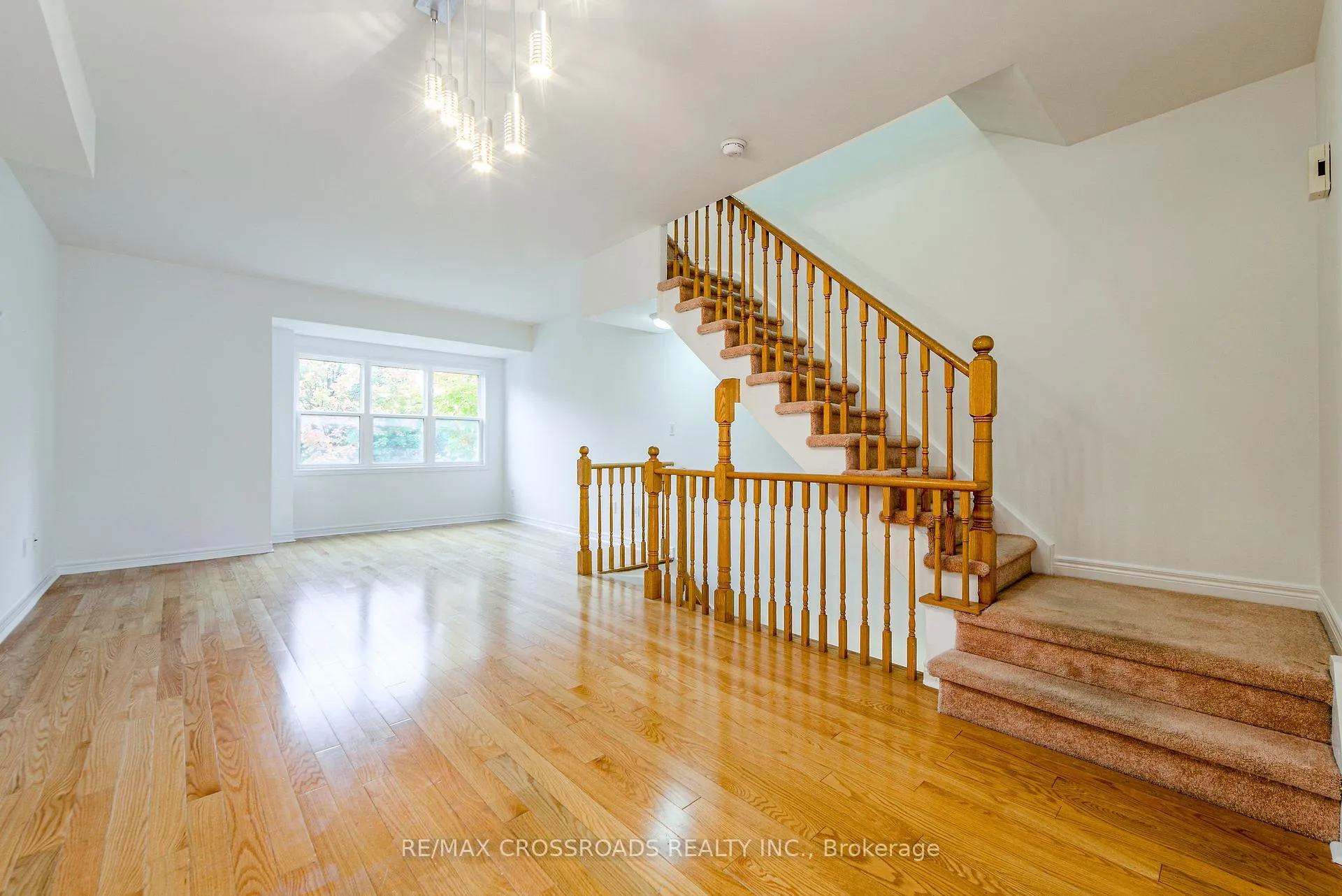 Photo 10 of 111 Pond Drive, Markham, Commerce Valley — HOMEH