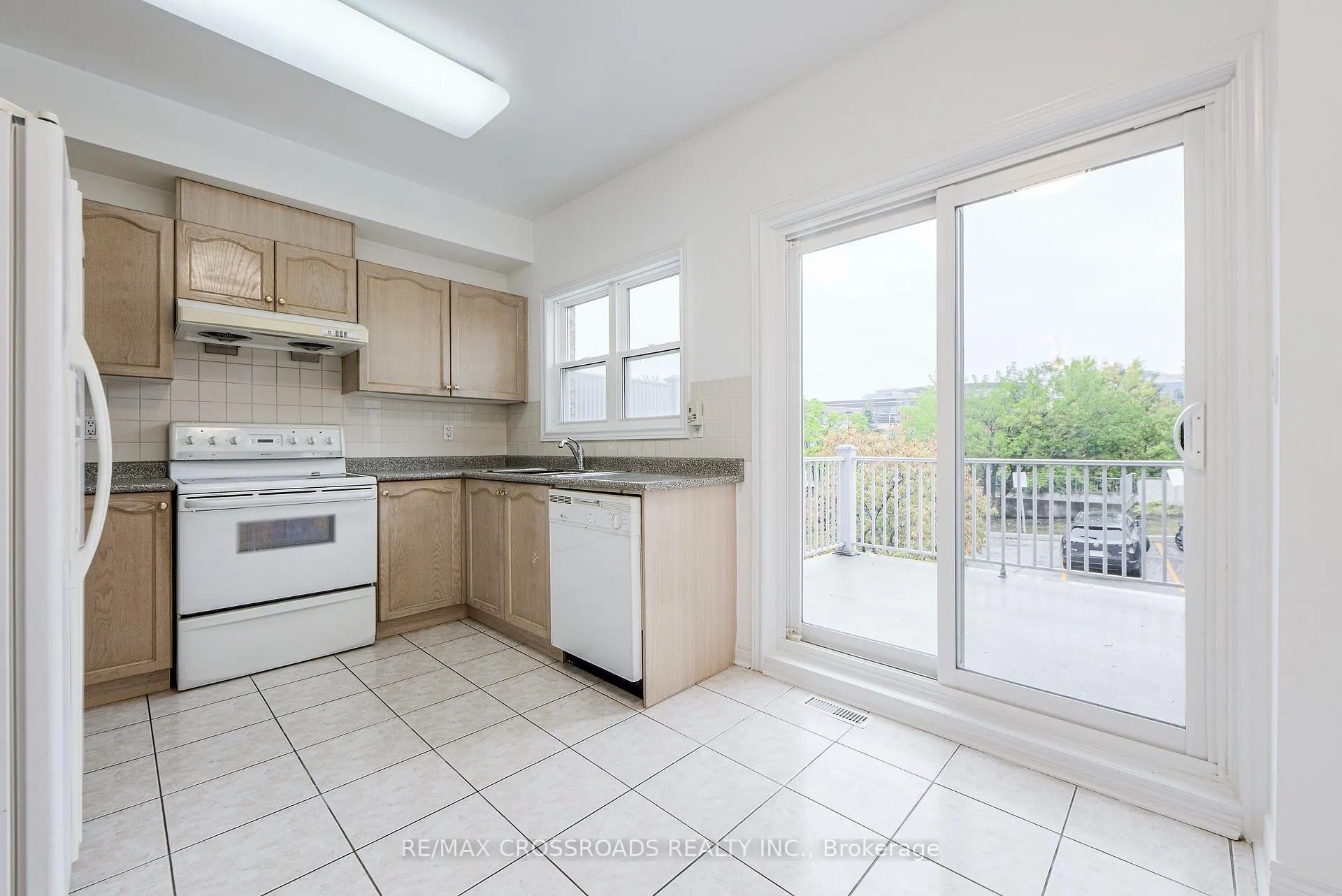 Photo 11 of 111 Pond Drive, Markham, Commerce Valley — HOMEH