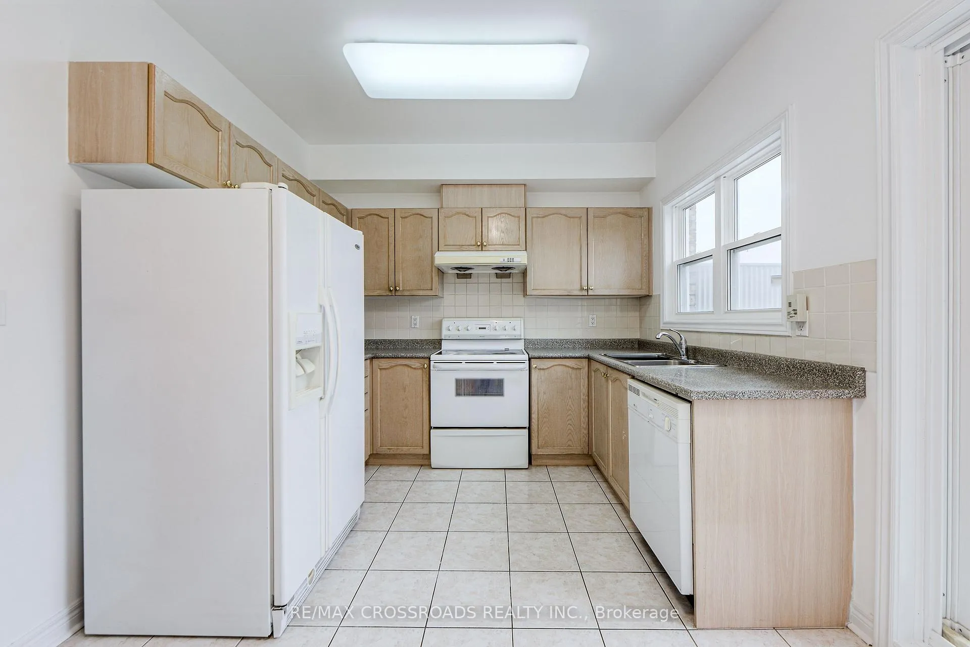 Photo 12 of 111 Pond Drive, Markham, Commerce Valley — HOMEH