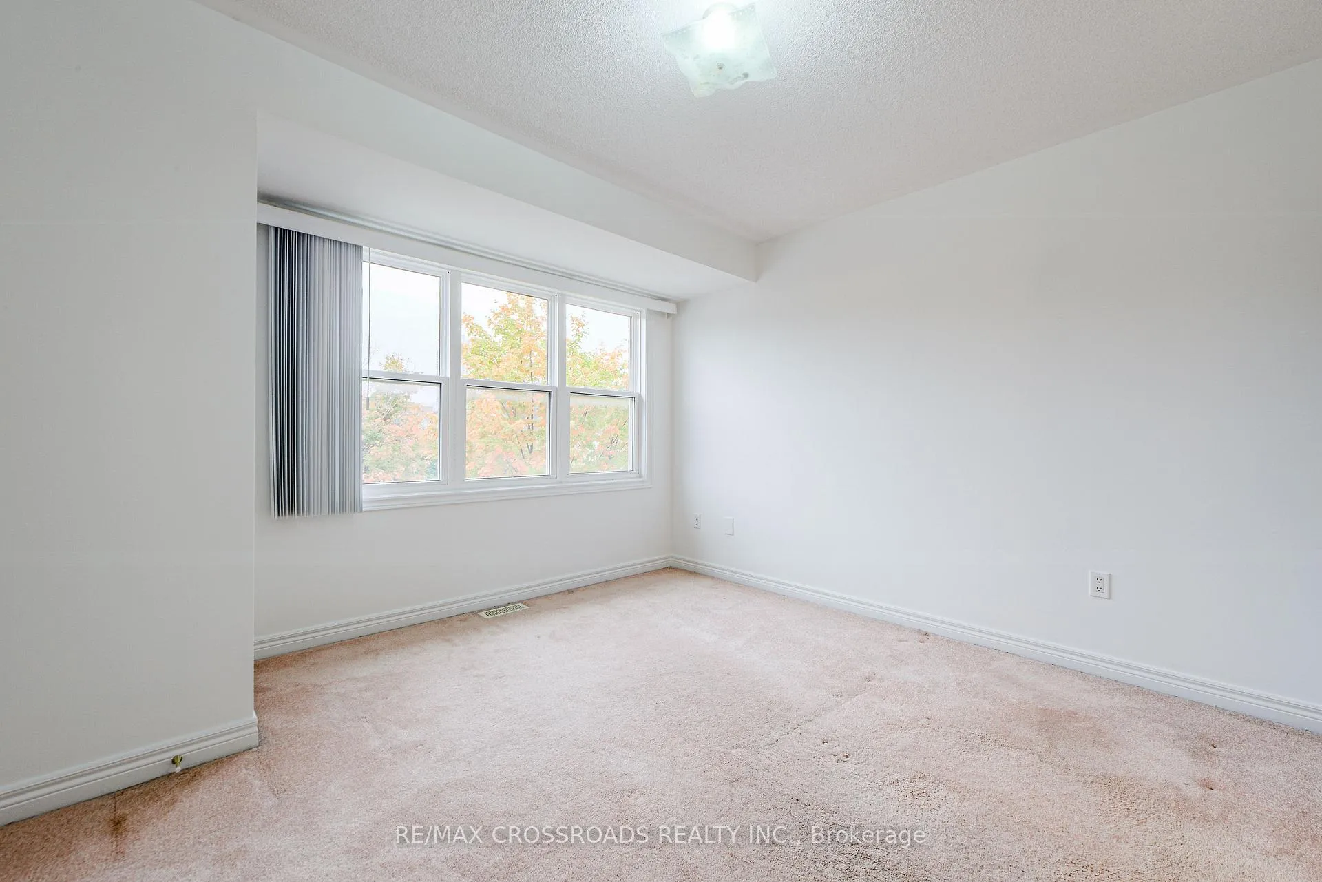 Photo 15 of 111 Pond Drive, Markham, Commerce Valley — HOMEH