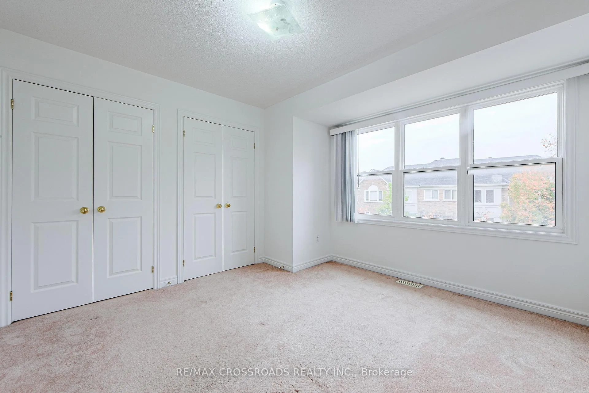 Photo 16 of 111 Pond Drive, Markham, Commerce Valley — HOMEH