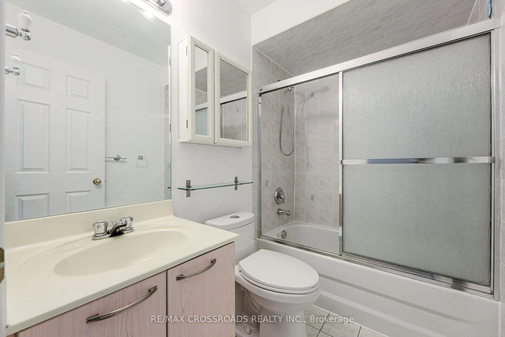 Photo 17 of 111 Pond Drive, Markham, Commerce Valley — HOMEH