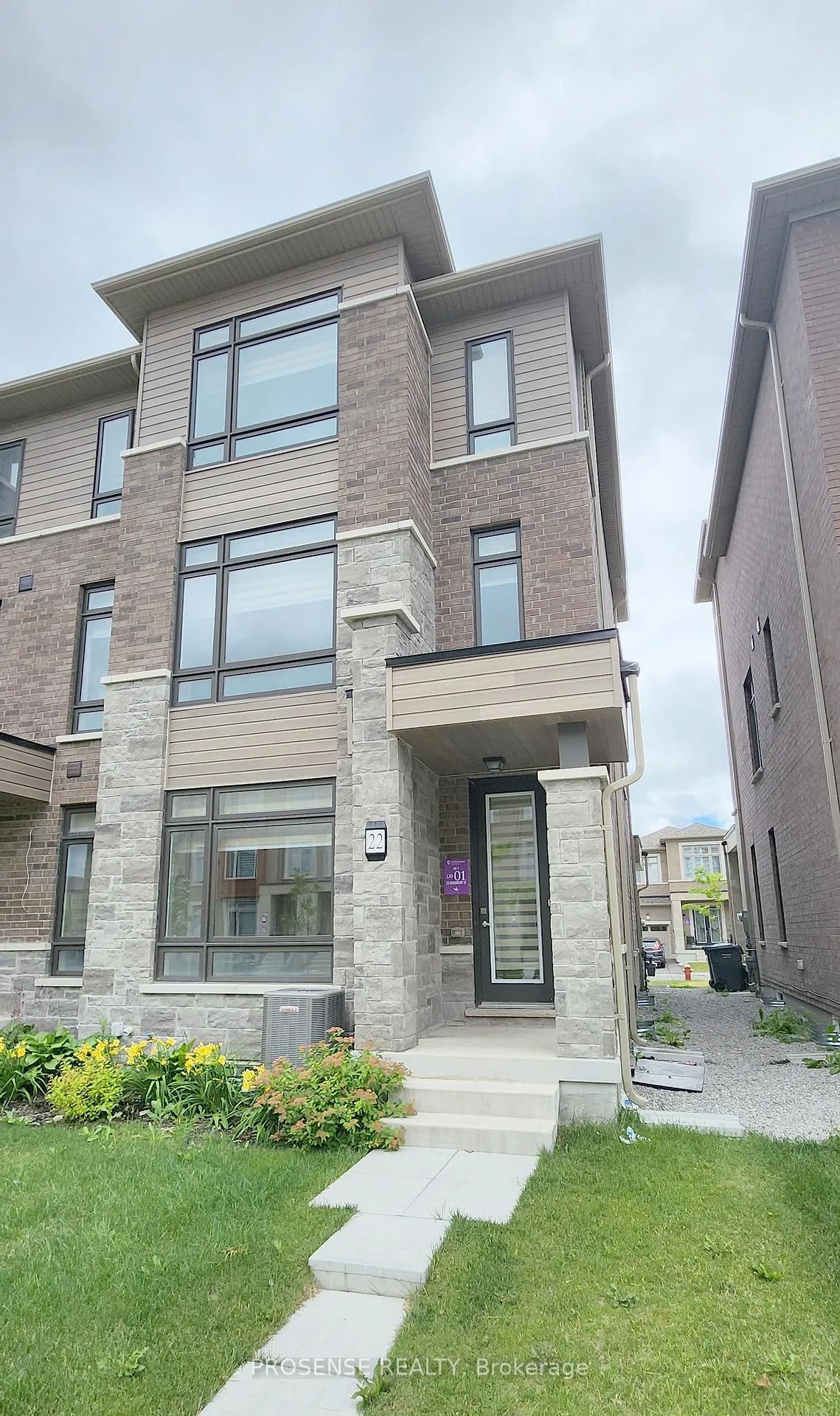 Photo 3 of 22 Ravenbury Street, Brampton, Bram East — HOMEH