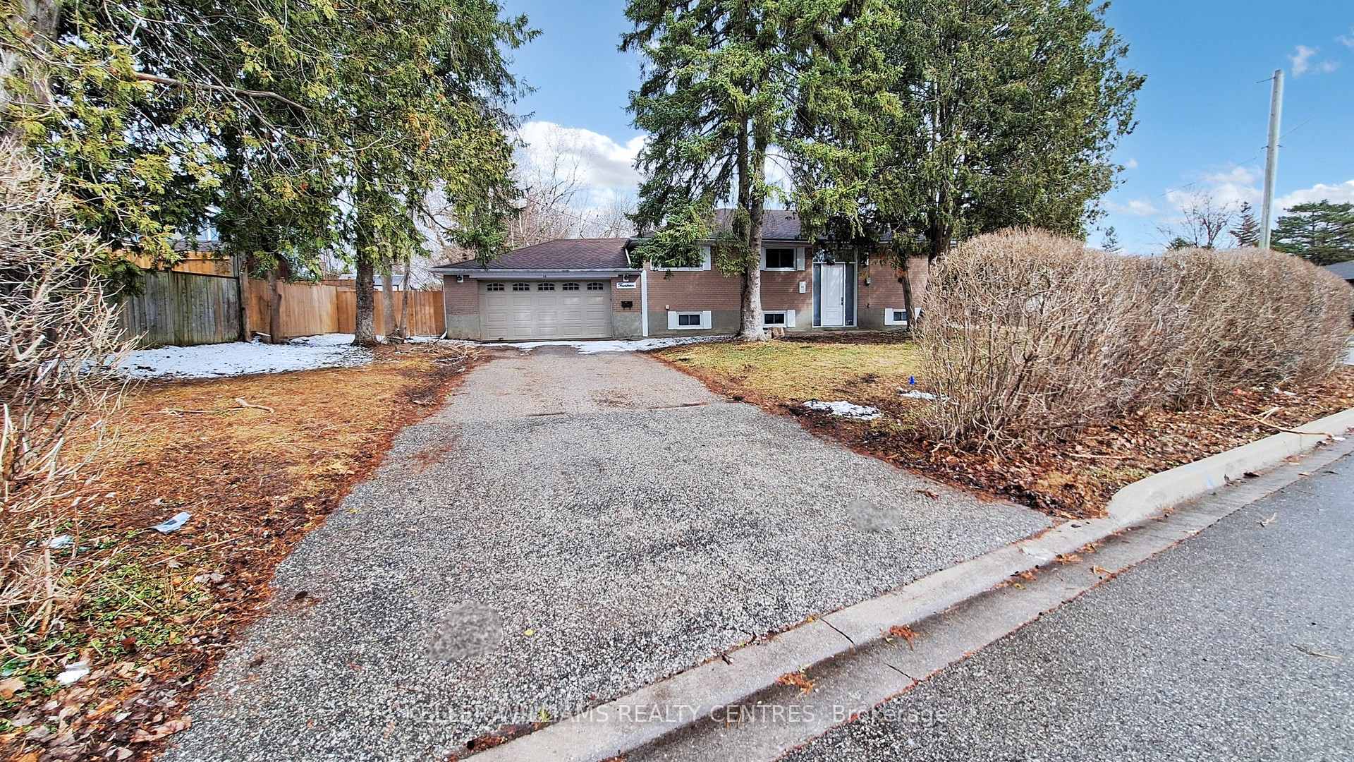 Photo 3 of 14 Algonquin Crescent, Aurora, Aurora Heights — HOMEH
