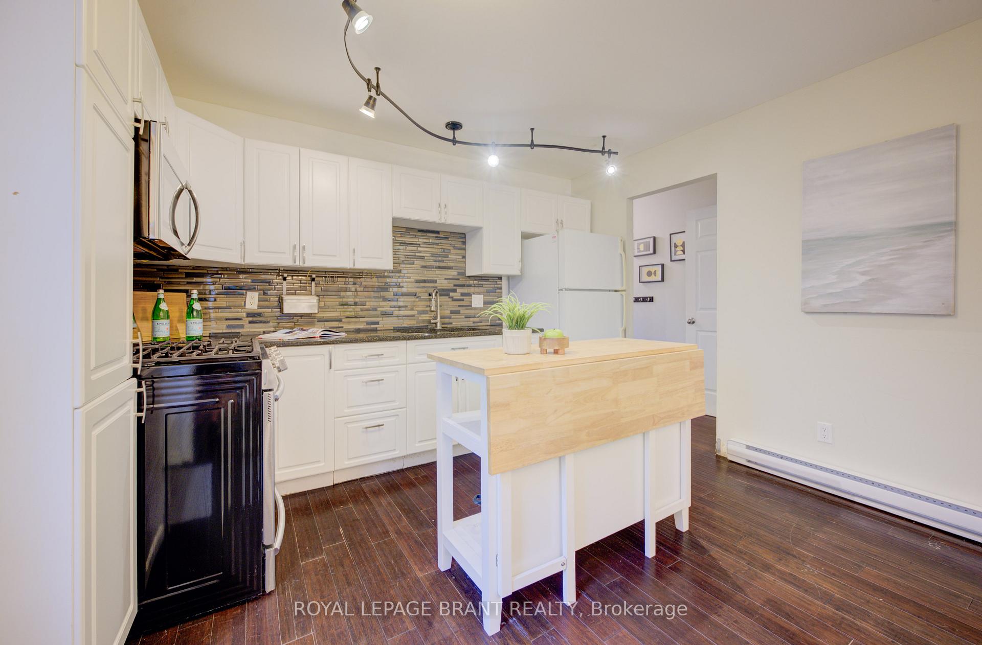 Photo 4 of 192 Silver Aspen Crescent, Kitchener, Forest Heights — HOMEH