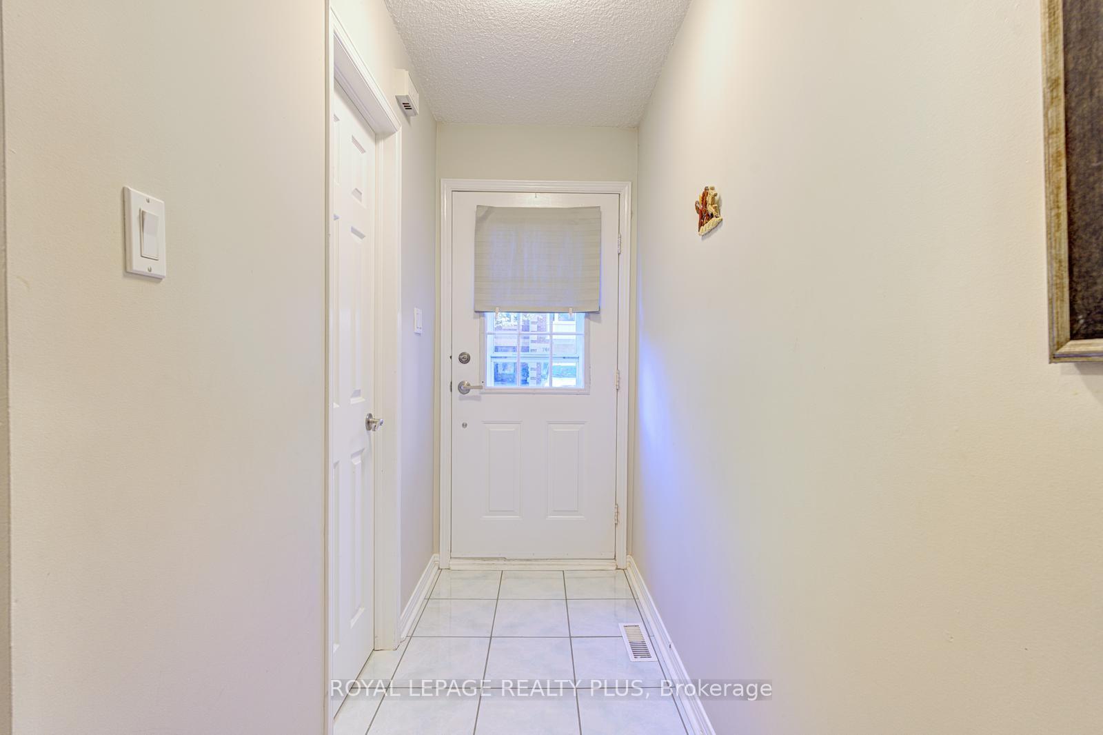 Photo 3 of 767 Playter Crescent, Newmarket, Armitage — HOMEH