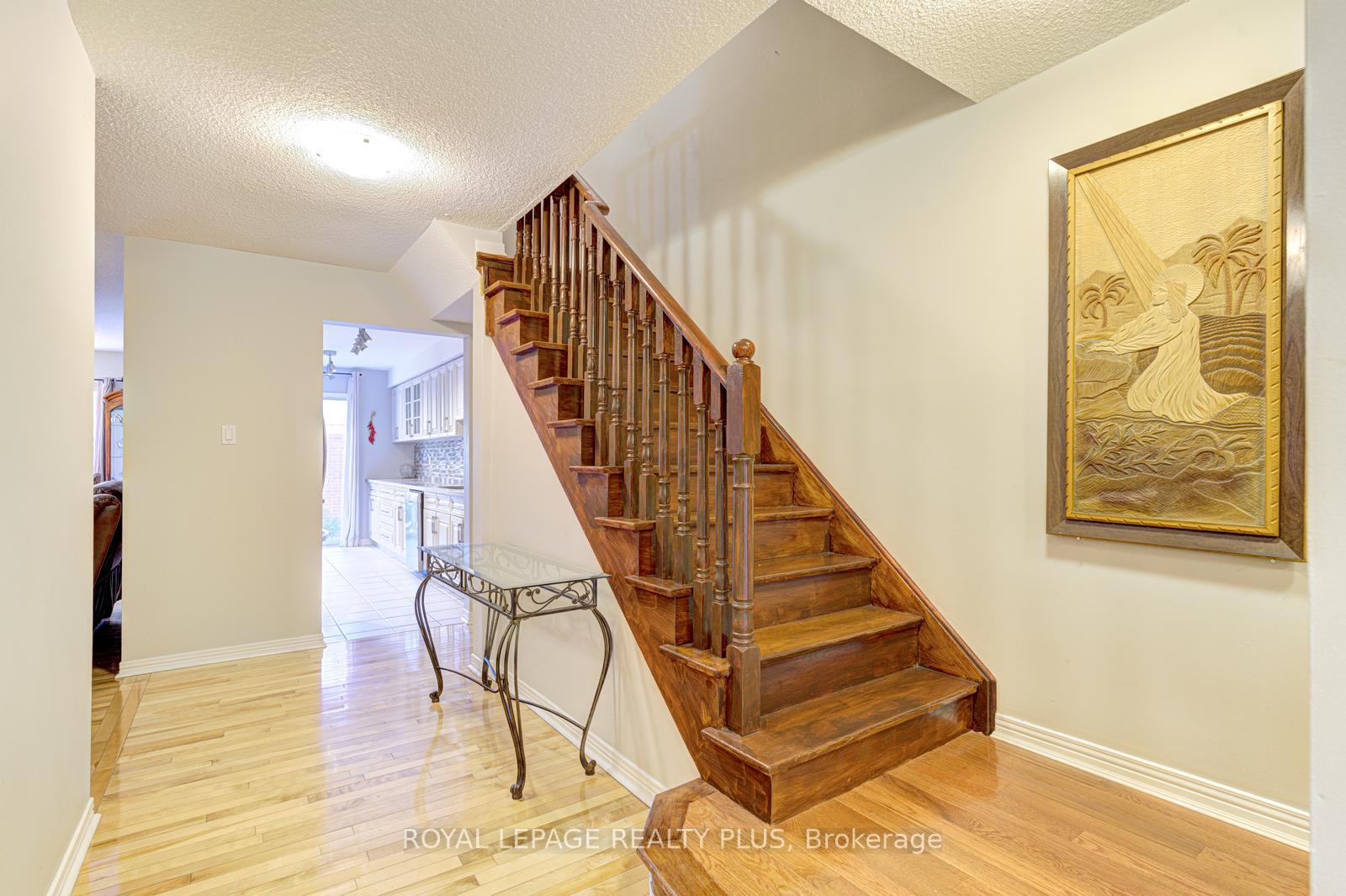 Photo 4 of 767 Playter Crescent, Newmarket, Armitage — HOMEH