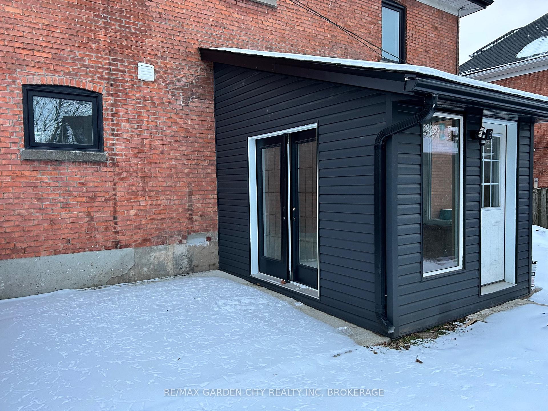 Photo 2 of Unit 3, 323 Queenston Street, St. Catharines, E. Chester — HOMEH