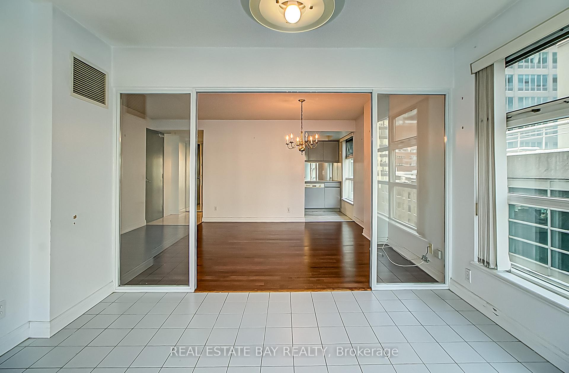 Photo 6 of Unit 1005, 50 Lombard Street, Toronto, Church-Yonge Corridor — HOMEH