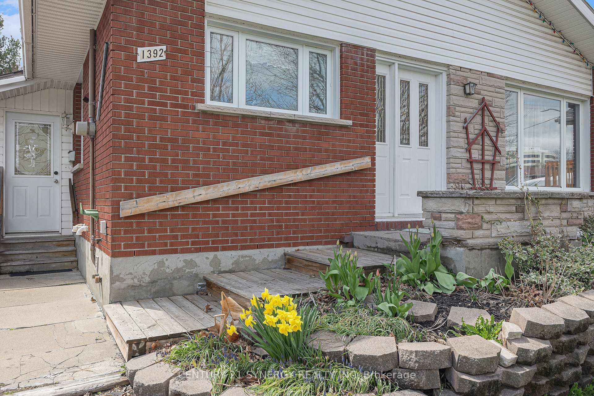Photo 3 of 1392 Aurele Street, Ottawa, Pineview — HOMEH
