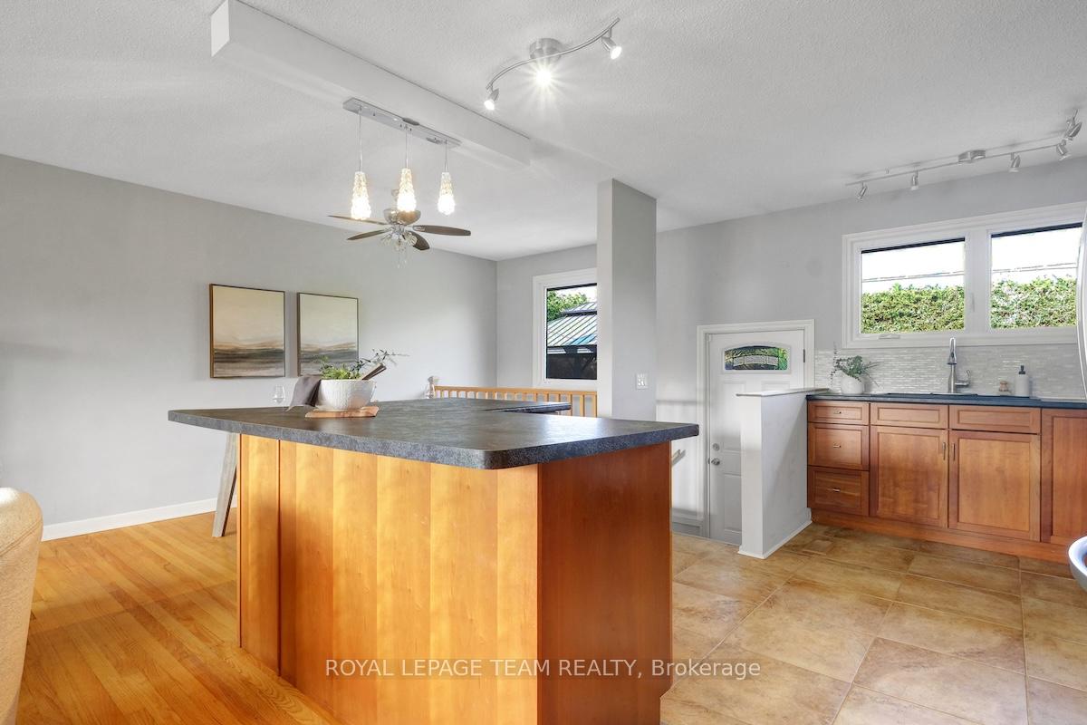 Photo 16 of 25 Newgale Street, Ottawa, Crystal Beach — HOMEH