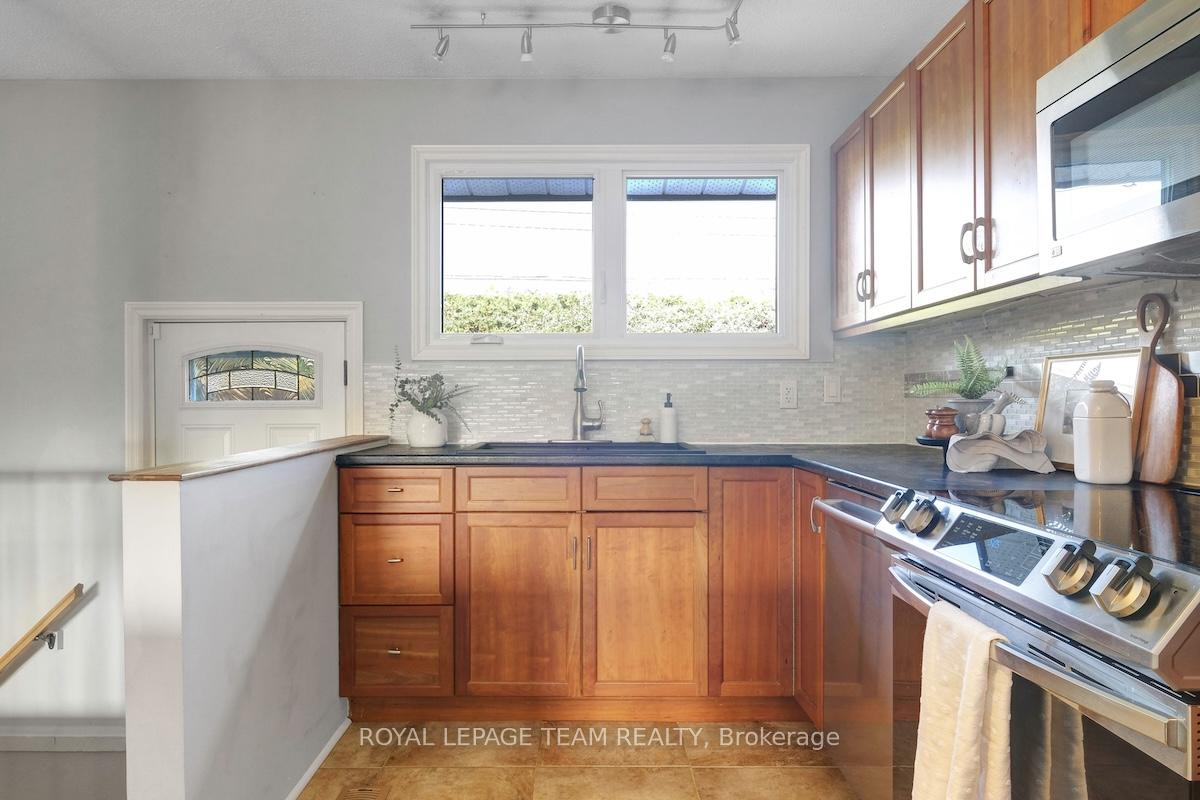 Photo 14 of 25 Newgale Street, Ottawa, Crystal Beach — HOMEH