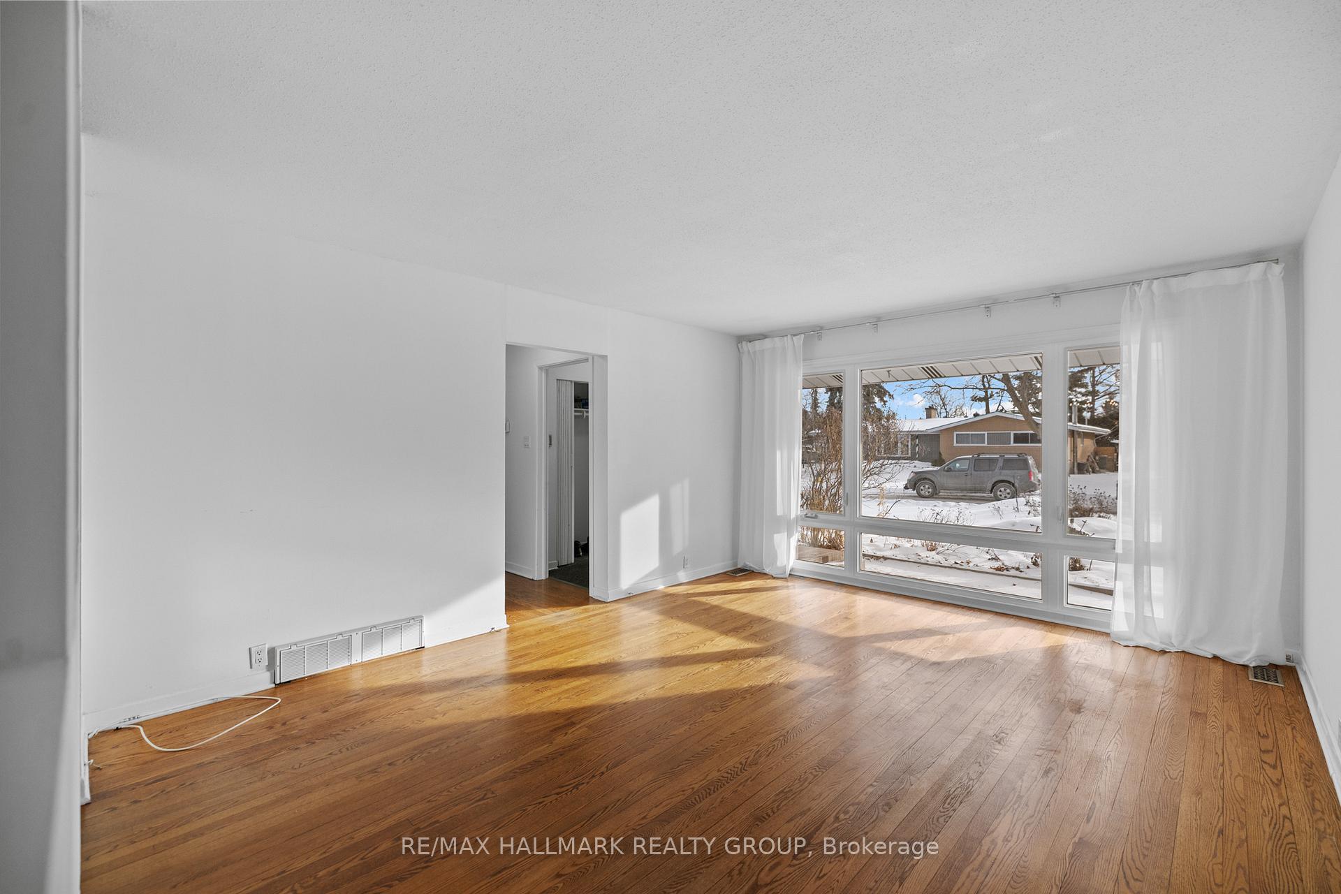 Photo 3 of 53 Wigan Drive E, Ottawa, Borden Farm/Stewart Farm/Carleton Heights/Parkwood Hills — HOMEH