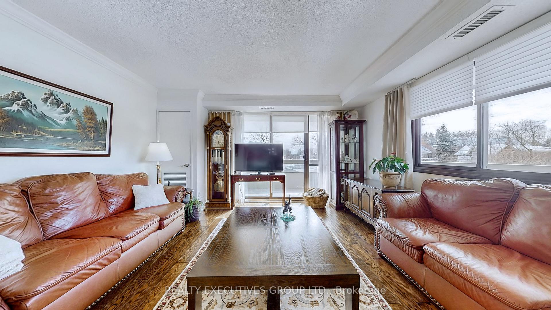 Photo 8 of Unit 303, 8111 Yonge Street, Markham, Royal Orchard — HOMEH