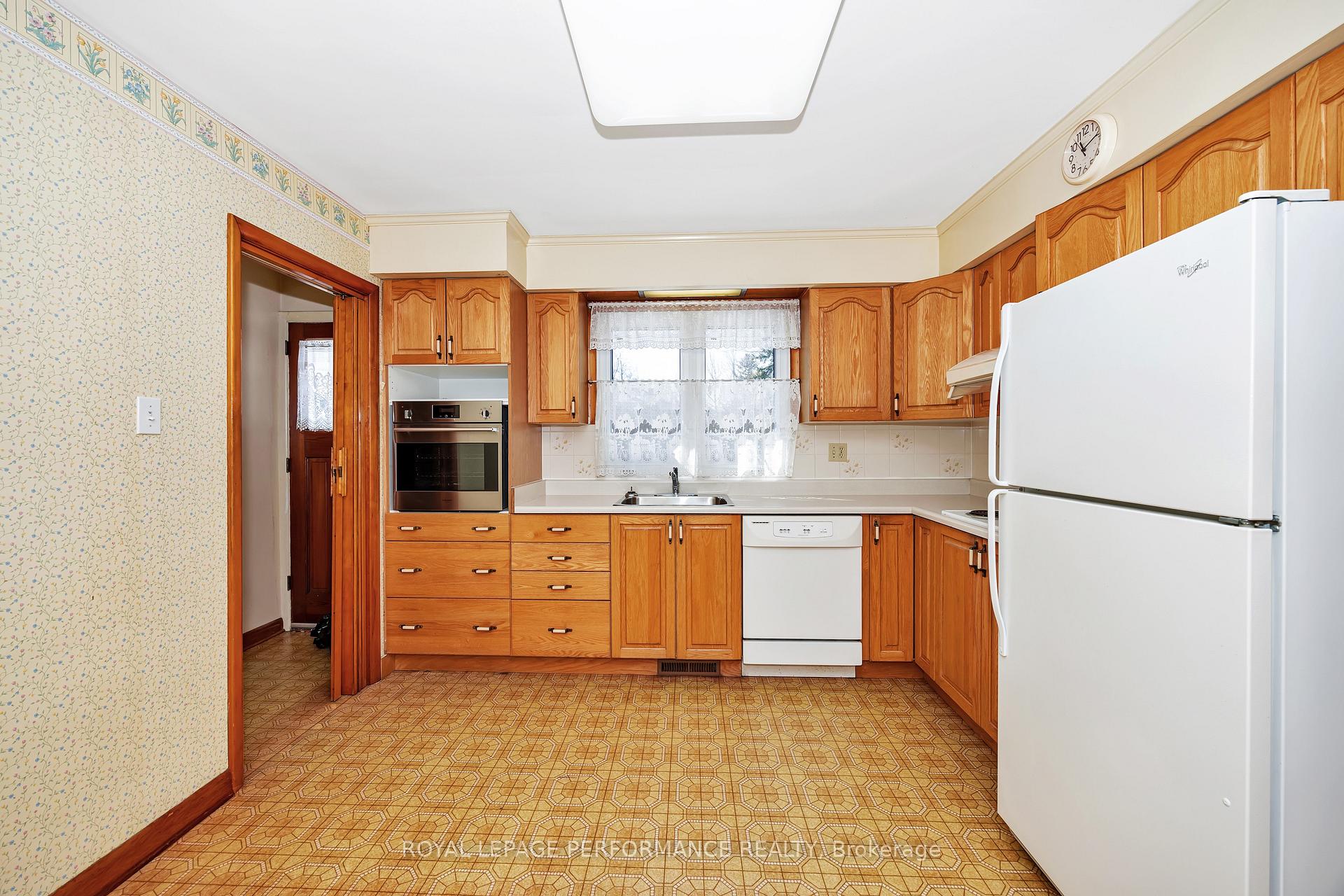 Photo 12 of 586 Sherbourne Road, Ottawa, Carlingwood — HOMEH