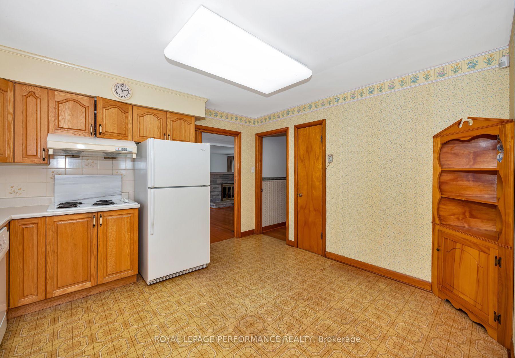 Photo 11 of 586 Sherbourne Road, Ottawa, Carlingwood — HOMEH