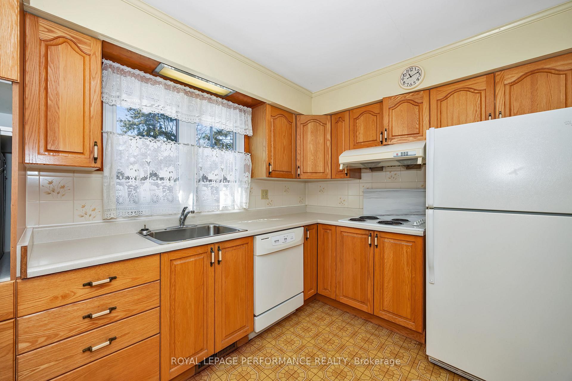 Photo 16 of 586 Sherbourne Road, Ottawa, Carlingwood — HOMEH