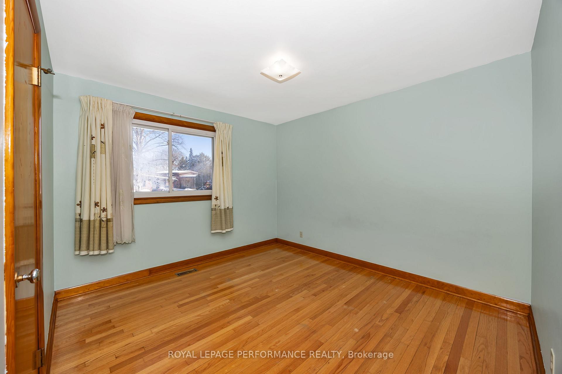 Photo 14 of 586 Sherbourne Road, Ottawa, Carlingwood — HOMEH