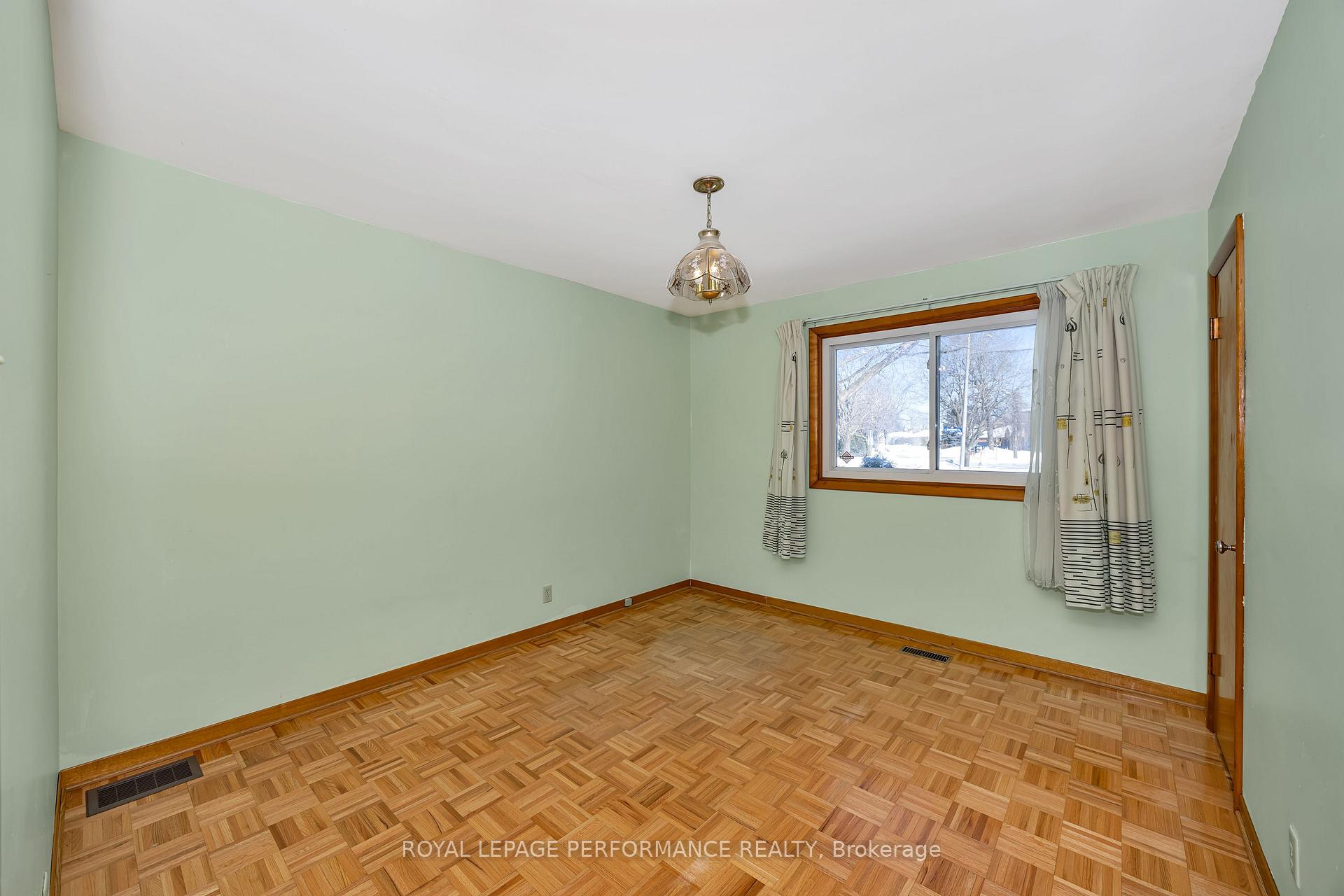 Photo 23 of 586 Sherbourne Road, Ottawa, Carlingwood — HOMEH
