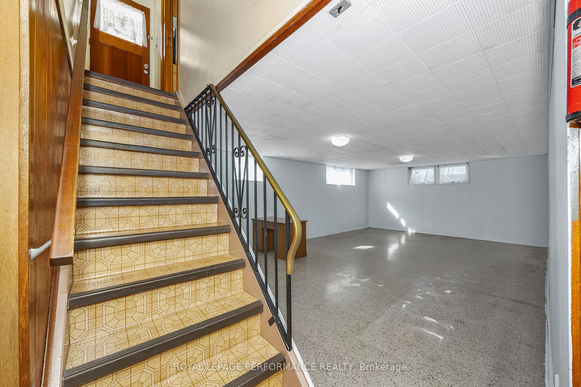 Photo 33 of 586 Sherbourne Road, Ottawa, Carlingwood — HOMEH