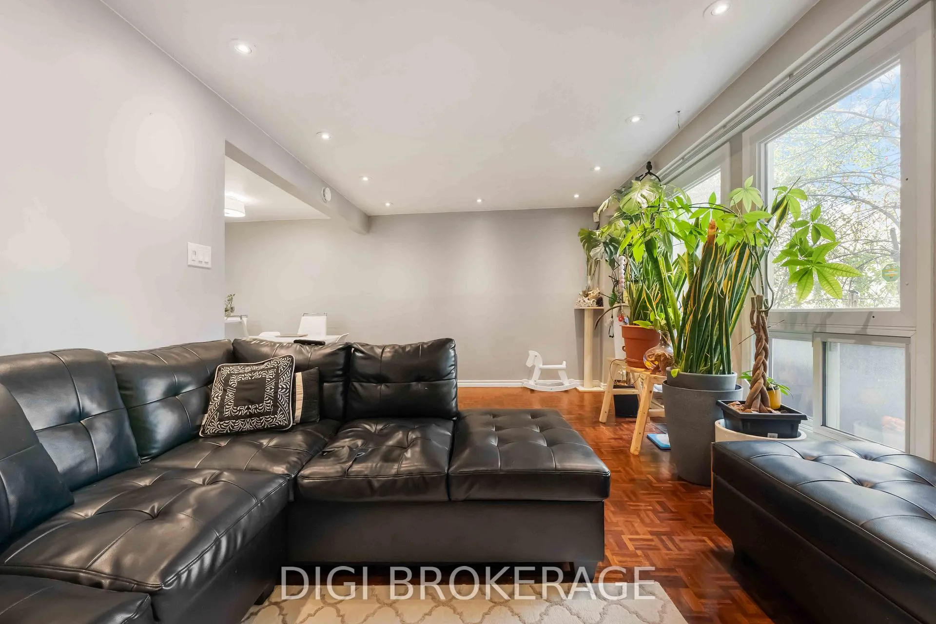 Photo 8 of 1422 Lassiter Terrace, Ottawa, Beaconwood — HOMEH