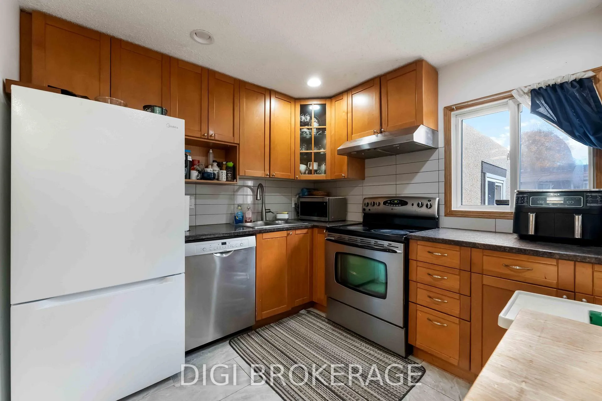 Photo 11 of 1422 Lassiter Terrace, Ottawa, Beaconwood — HOMEH