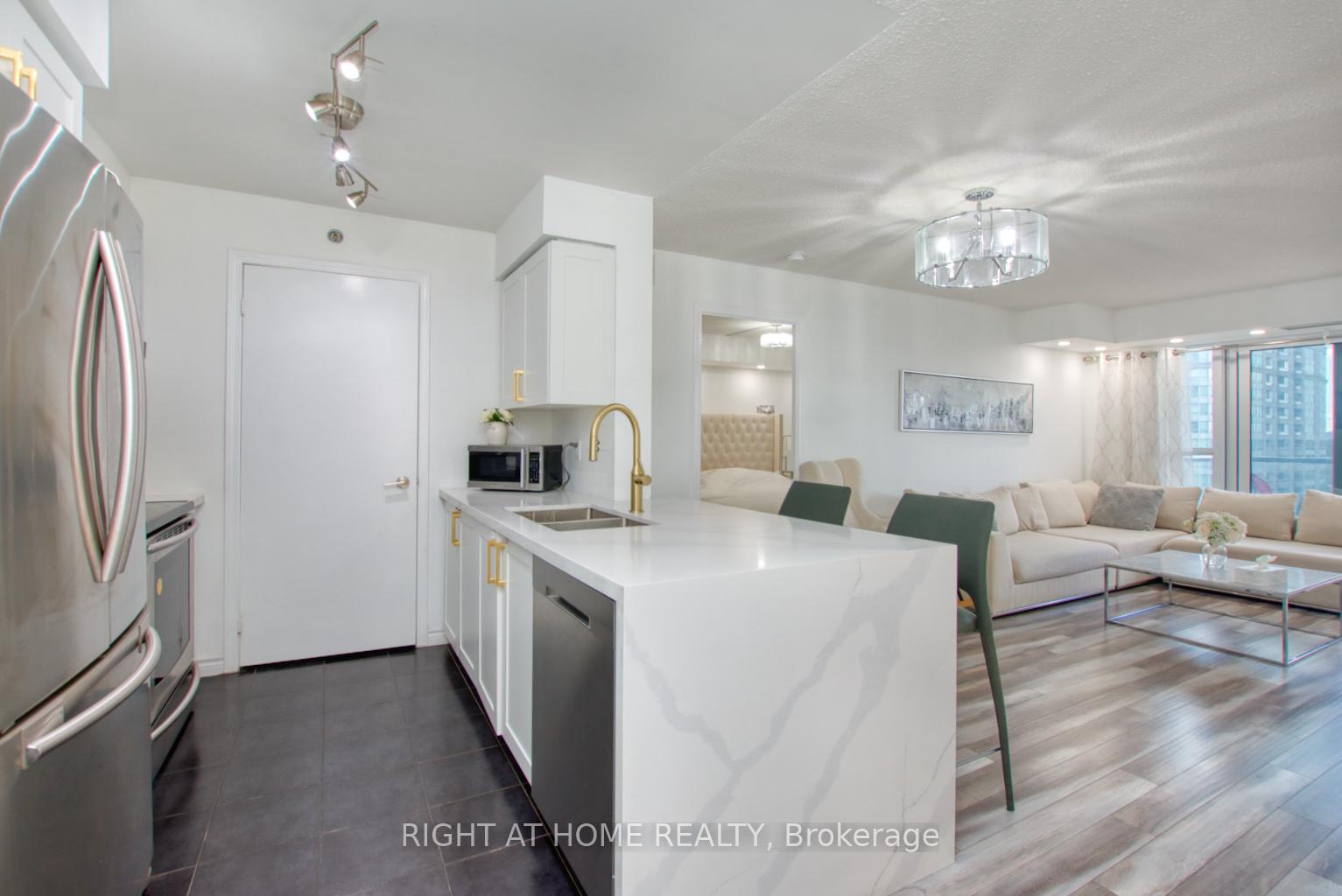 Photo 2 of Unit 827, 35 Saranac Boulevard, Toronto, Englemount-Lawrence — HOMEH