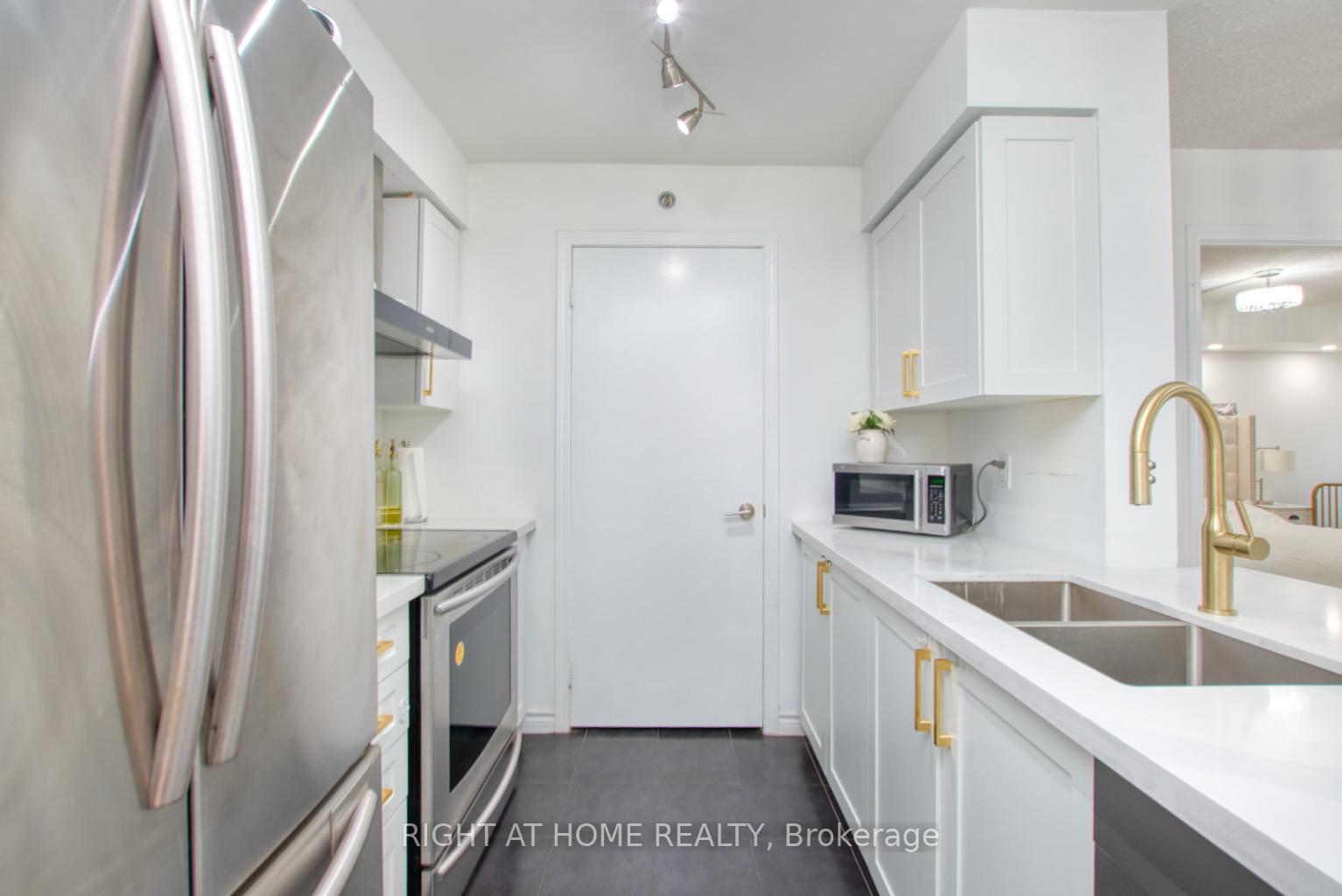 Photo 3 of Unit 827, 35 Saranac Boulevard, Toronto, Englemount-Lawrence — HOMEH