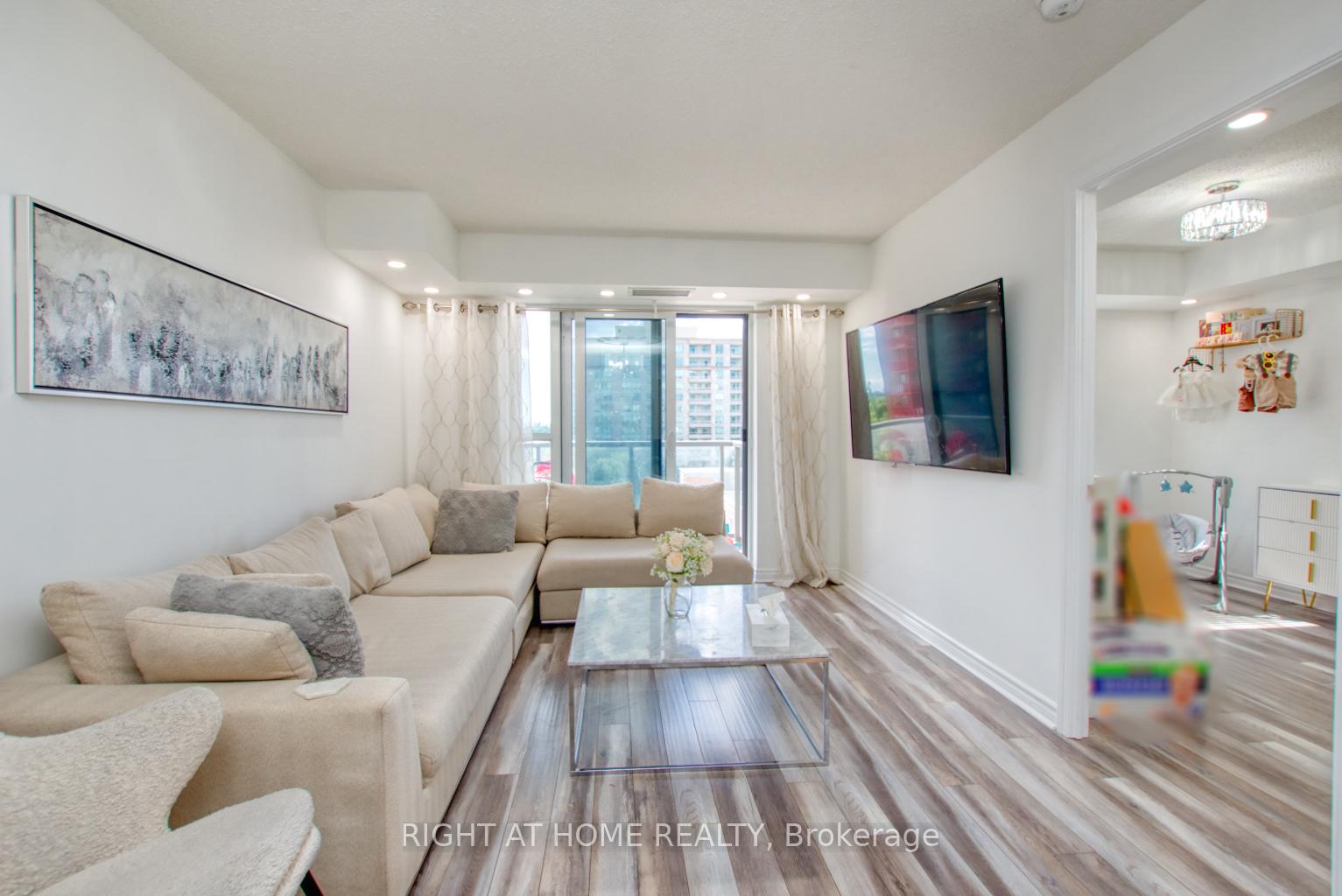 Photo 4 of Unit 827, 35 Saranac Boulevard, Toronto, Englemount-Lawrence — HOMEH