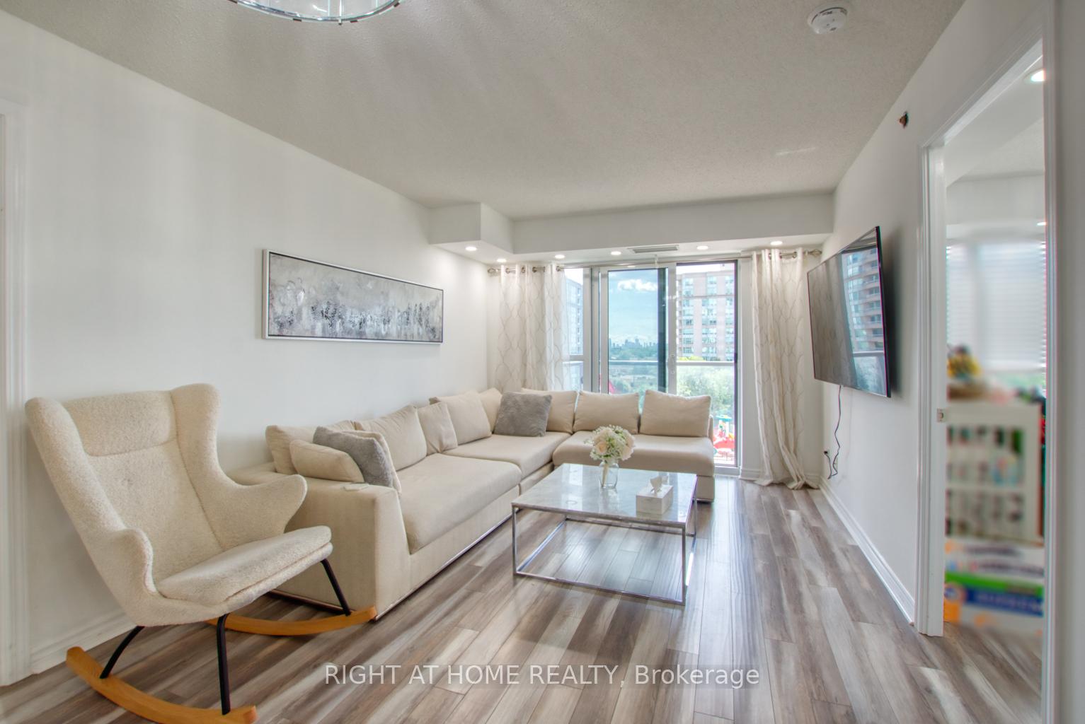 Photo 5 of Unit 827, 35 Saranac Boulevard, Toronto, Englemount-Lawrence — HOMEH