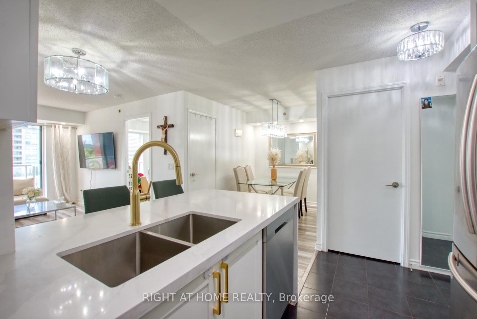 Photo 7 of Unit 827, 35 Saranac Boulevard, Toronto, Englemount-Lawrence — HOMEH