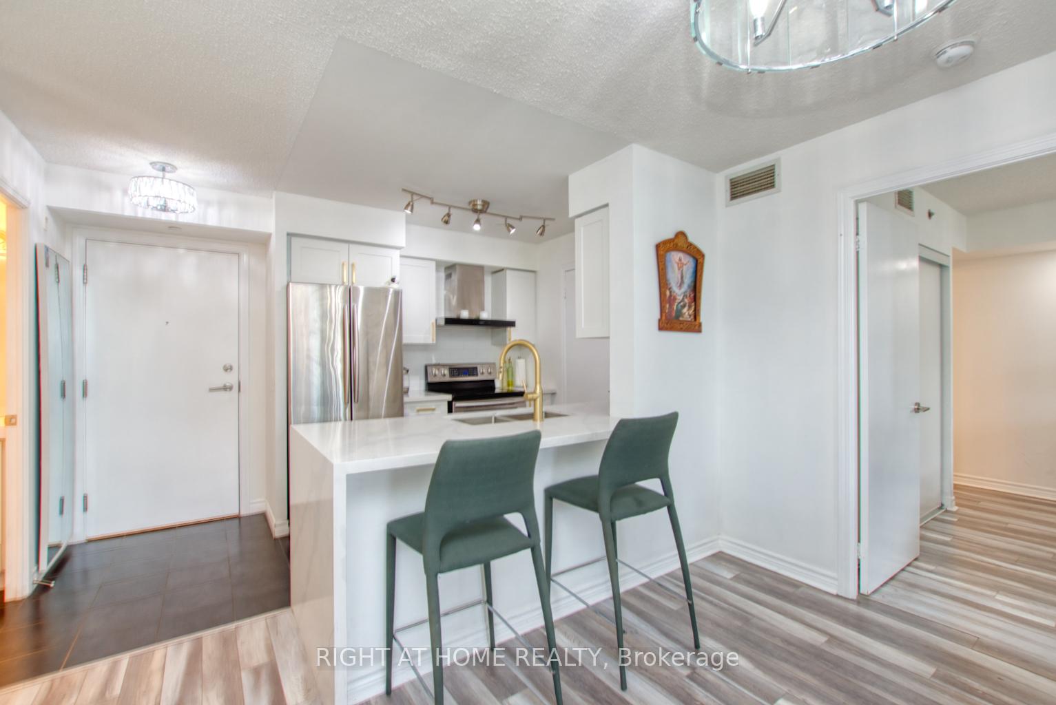 Photo 8 of Unit 827, 35 Saranac Boulevard, Toronto, Englemount-Lawrence — HOMEH