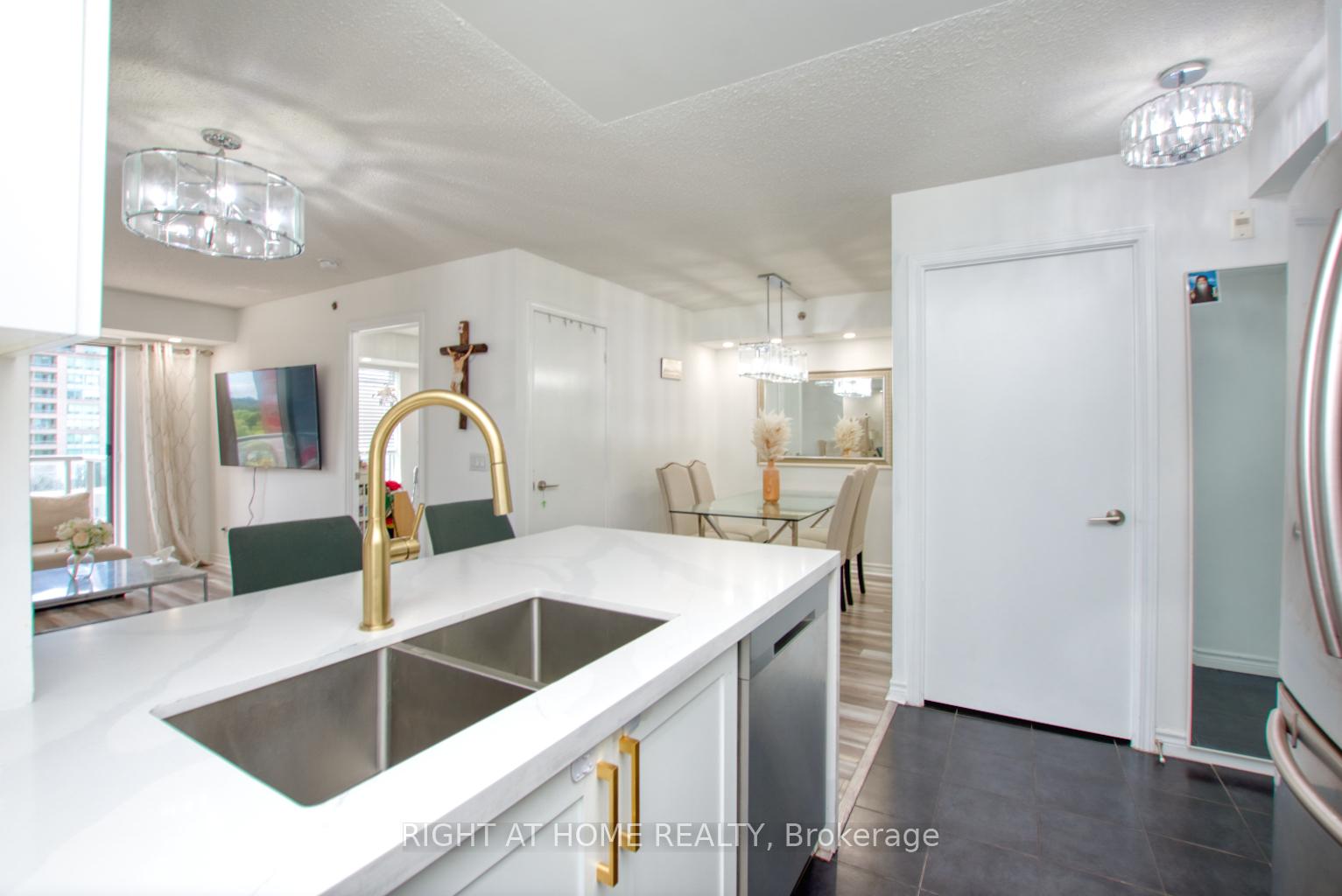 Photo 9 of Unit 827, 35 Saranac Boulevard, Toronto, Englemount-Lawrence — HOMEH