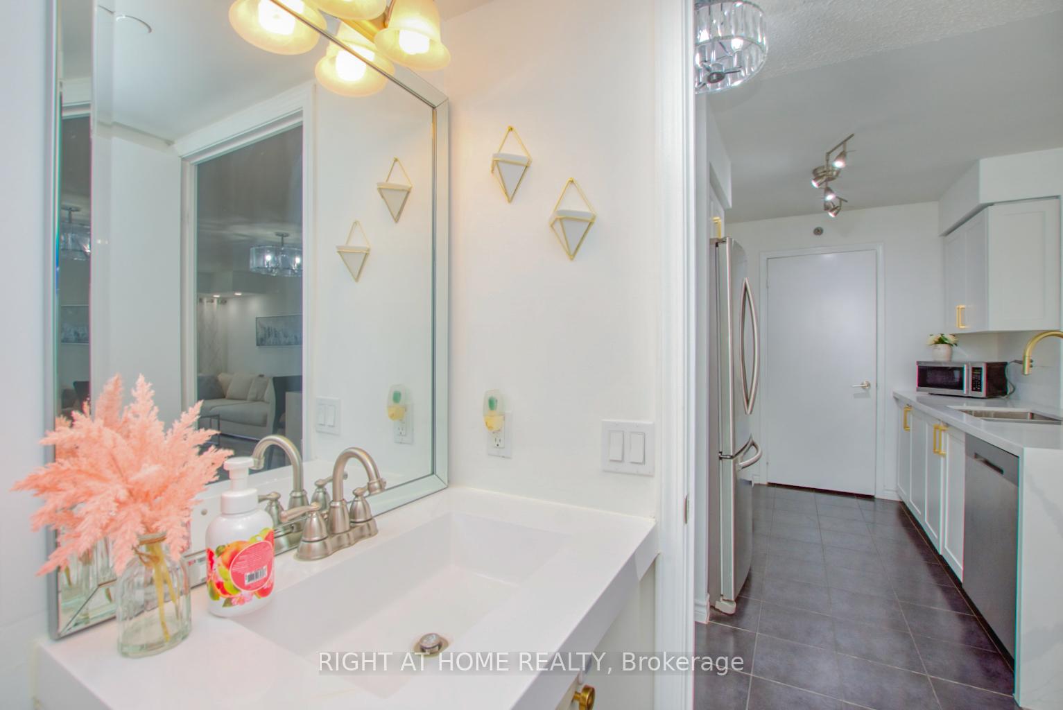 Photo 12 of Unit 827, 35 Saranac Boulevard, Toronto, Englemount-Lawrence — HOMEH