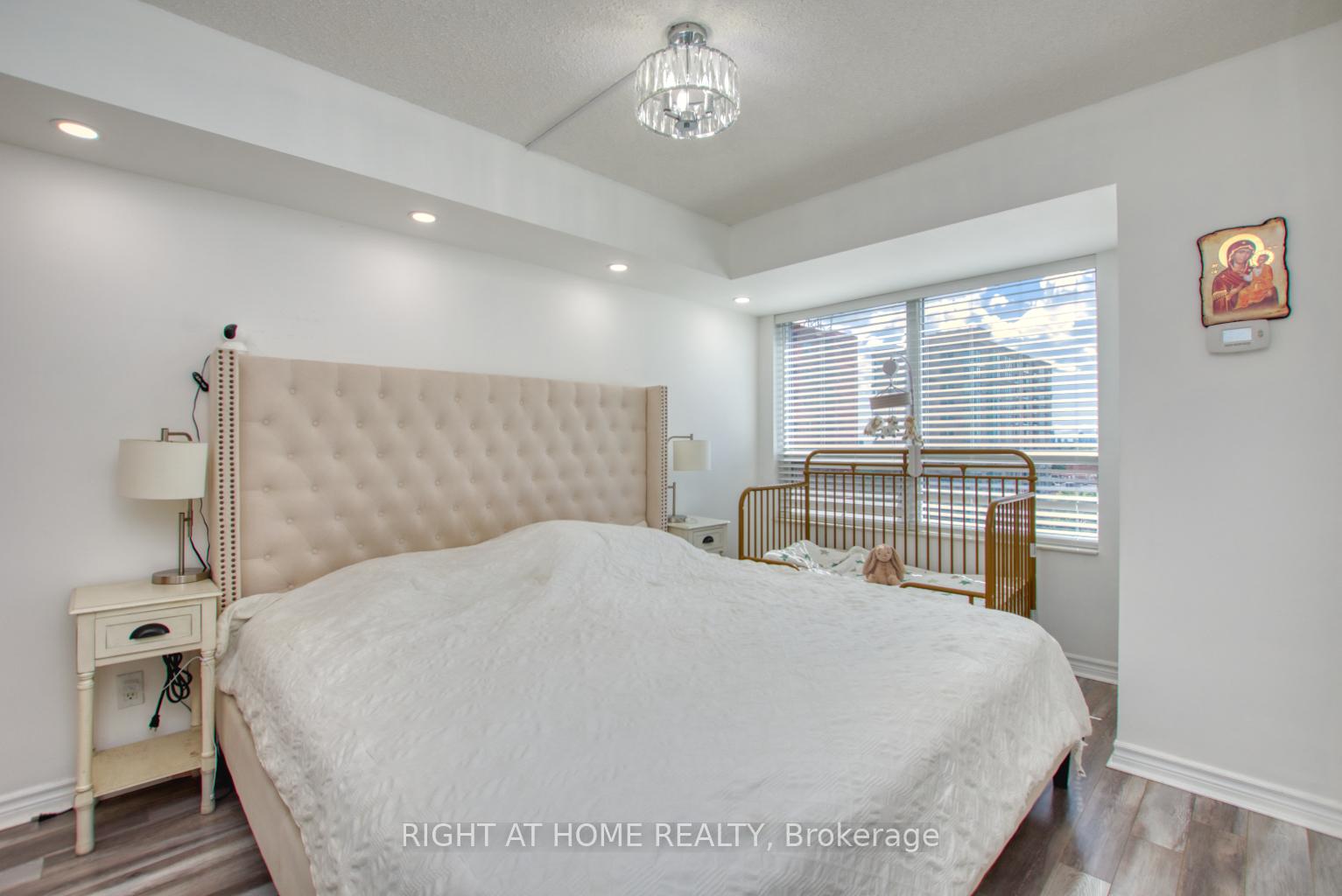 Photo 14 of Unit 827, 35 Saranac Boulevard, Toronto, Englemount-Lawrence — HOMEH