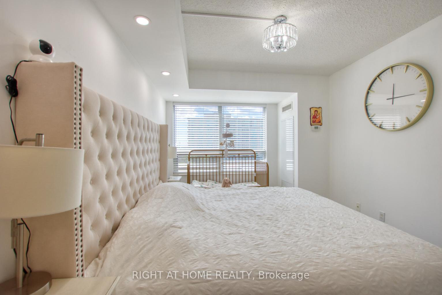 Photo 16 of Unit 827, 35 Saranac Boulevard, Toronto, Englemount-Lawrence — HOMEH