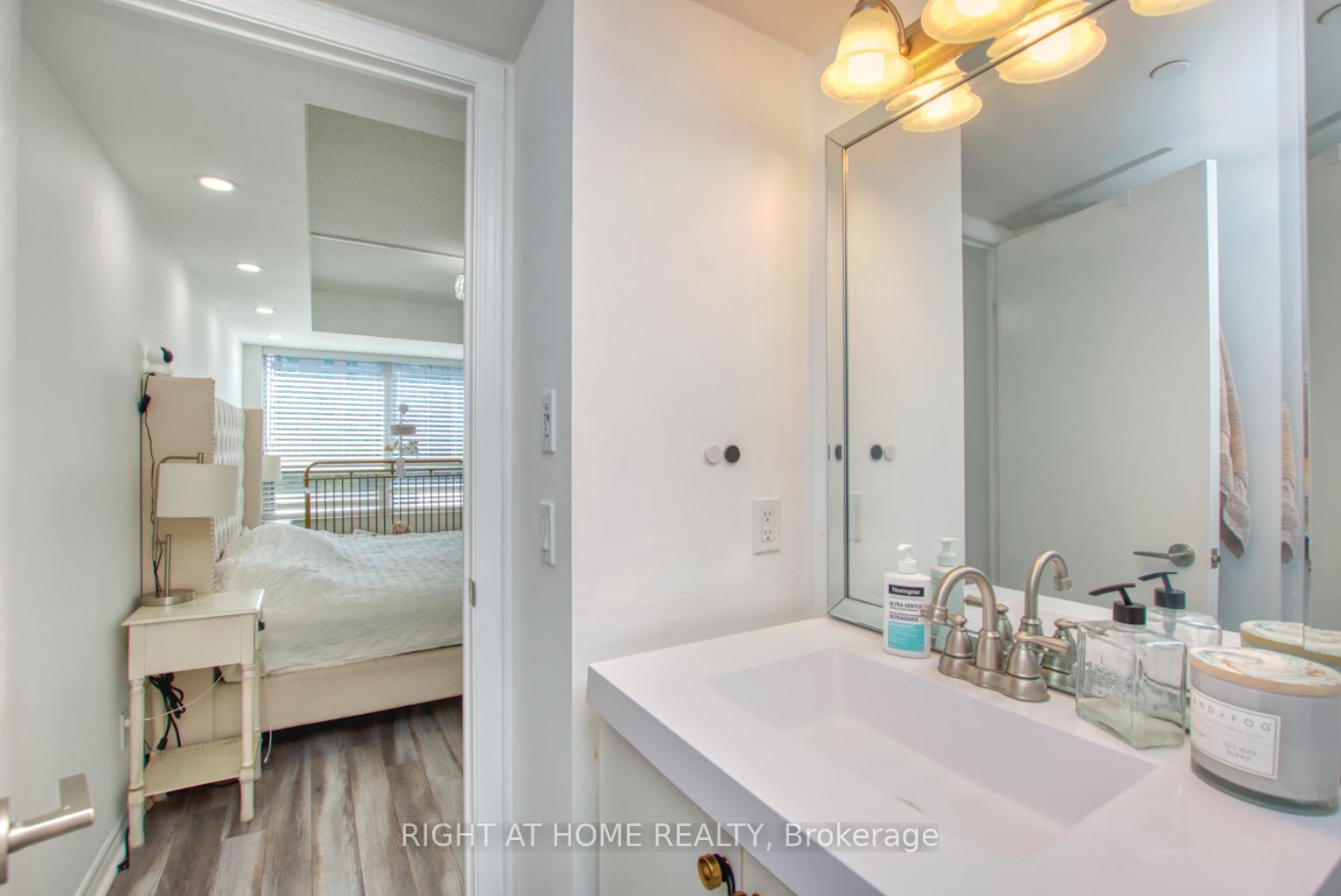 Photo 17 of Unit 827, 35 Saranac Boulevard, Toronto, Englemount-Lawrence — HOMEH