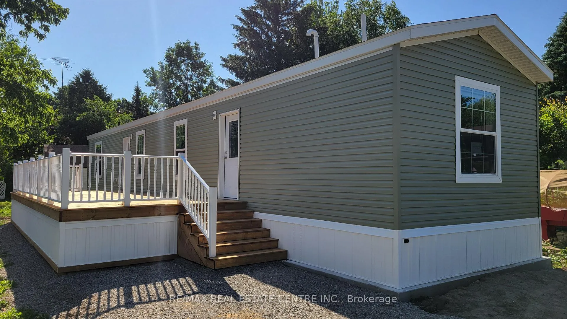 Photo 2 of 77 Park Park Lane, Hamilton, Rural Flamborough — HOMEH