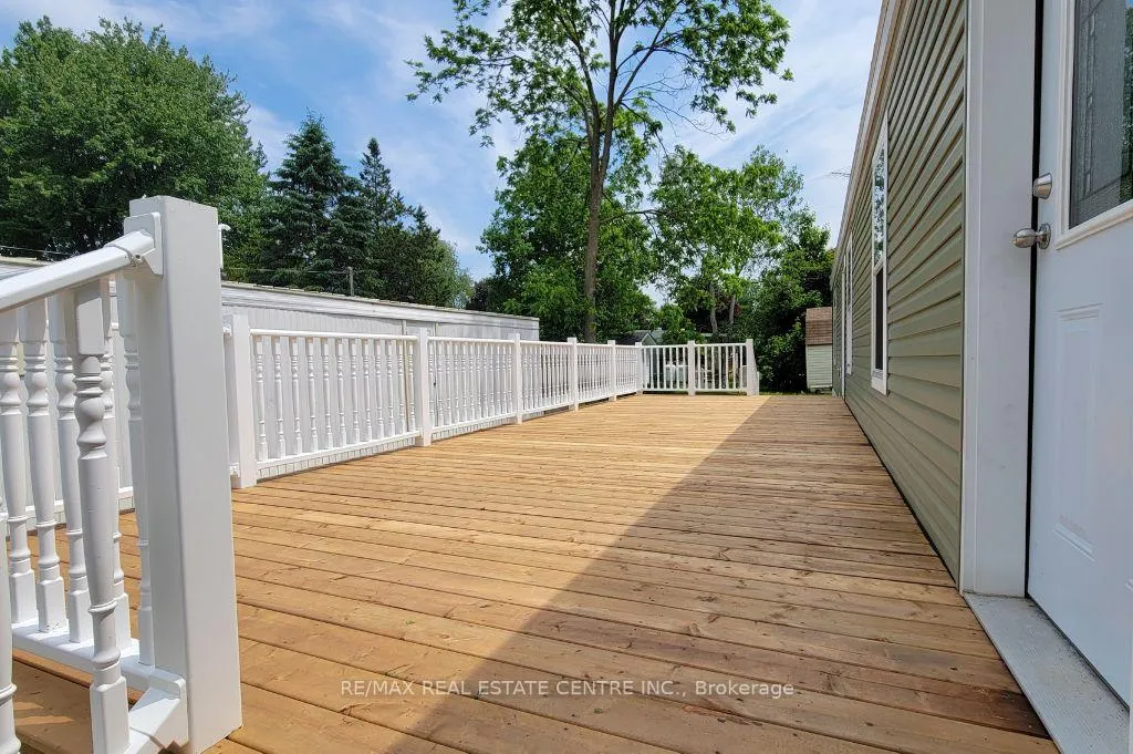 Photo 3 of 77 Park Park Lane, Hamilton, Rural Flamborough — HOMEH