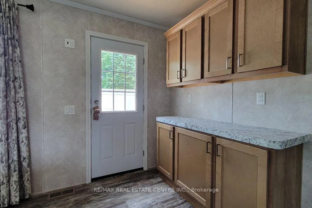Photo 6 of 77 Park Park Lane, Hamilton, Rural Flamborough — HOMEH