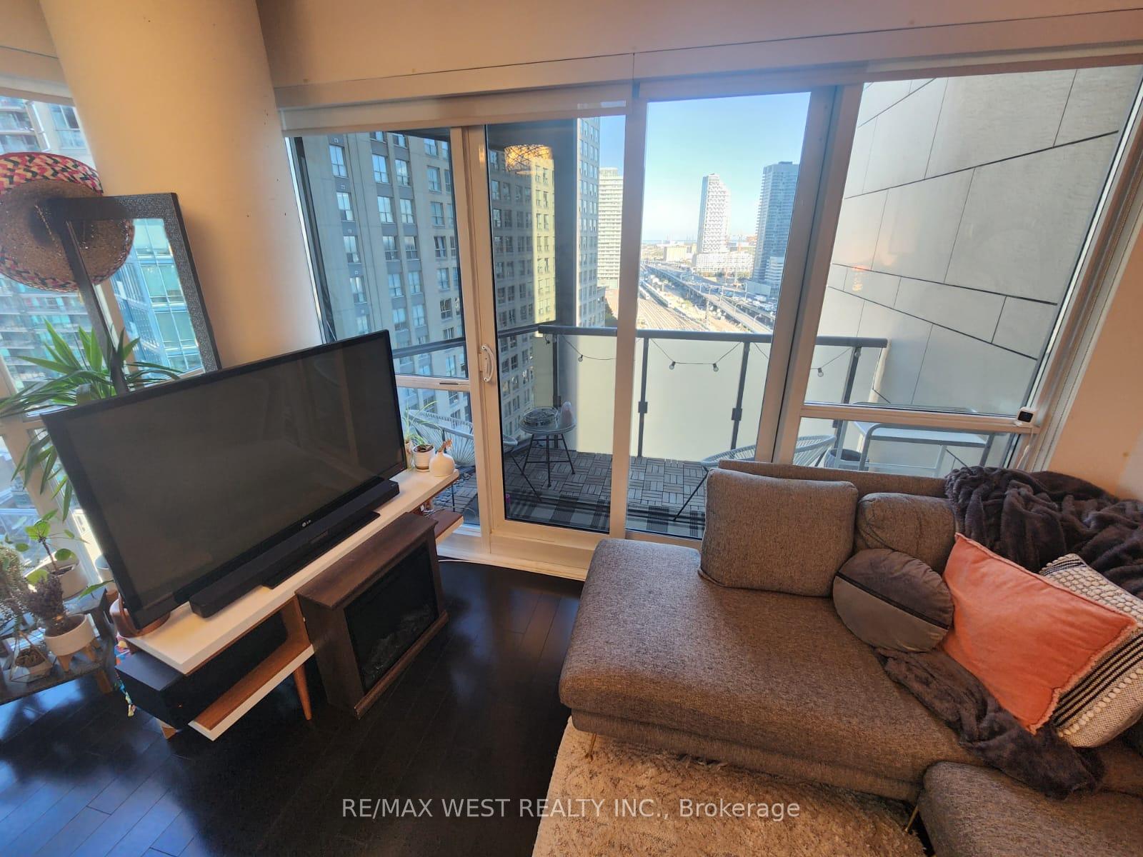 Photo 19 of Unit 1906, 1 The Esplanade Avenue, Toronto, Church-Yonge Corridor — HOMEH