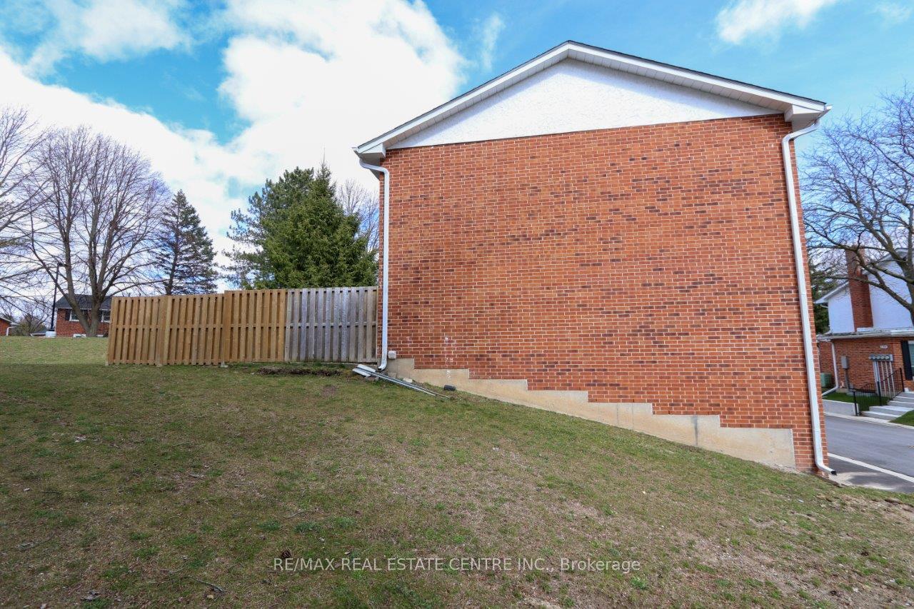 Photo 5 of Unit 1, 411 Keats Way, Waterloo, Beechwood West — HOMEH