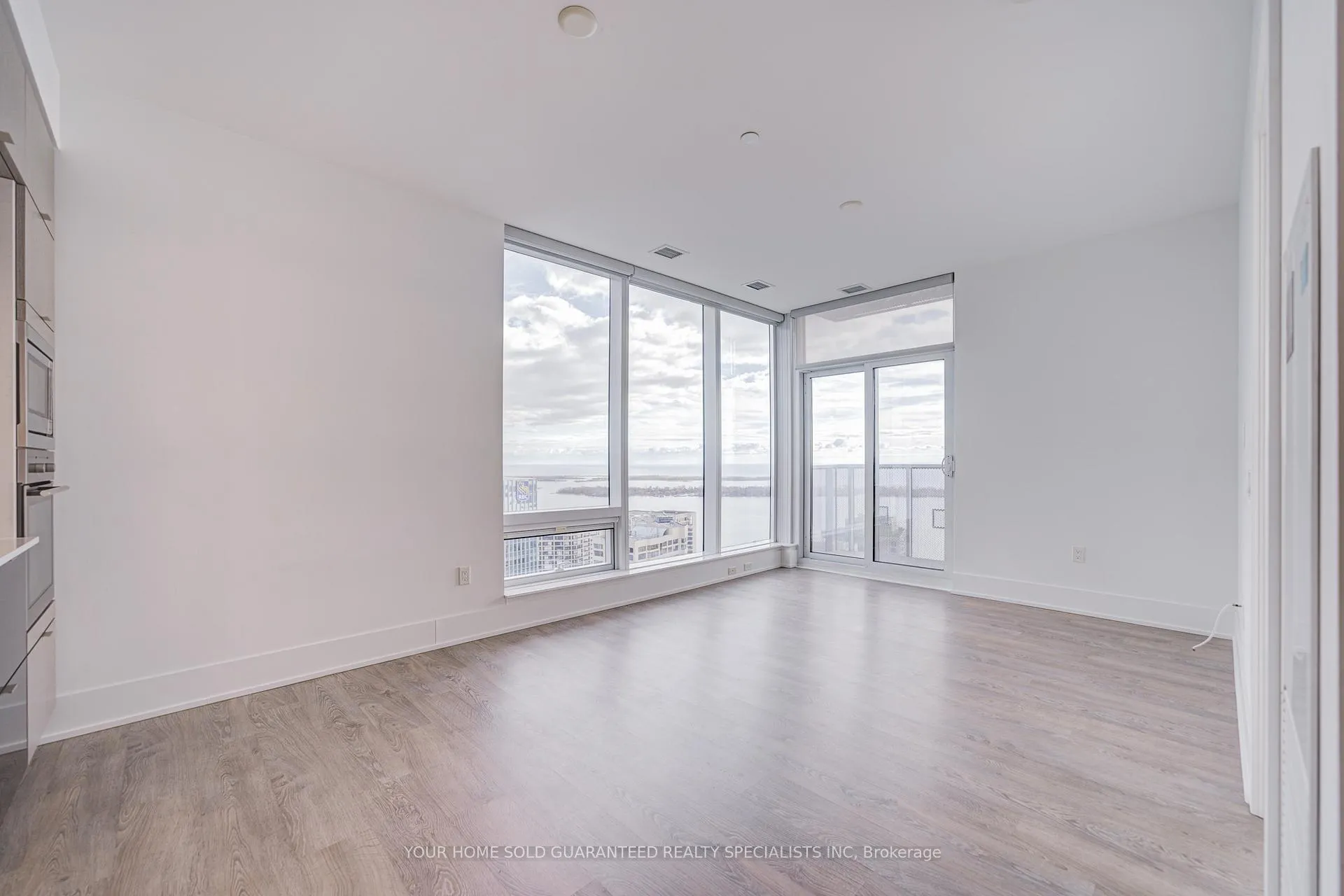 Photo 9 of Unit 4705, 10 York Street, Toronto, Waterfront Communities — HOMEH